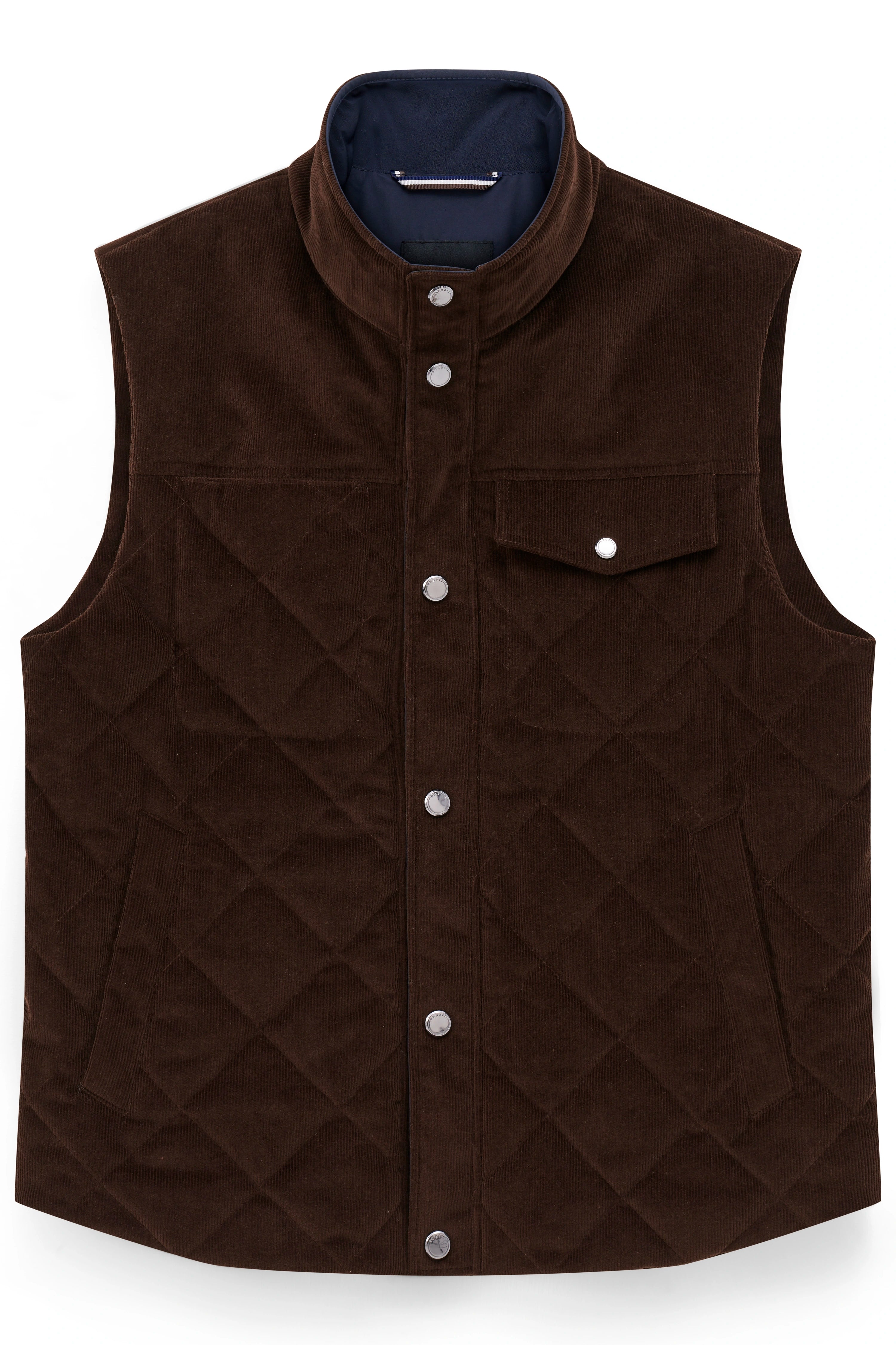 legeres Posing mit Baseballcap.