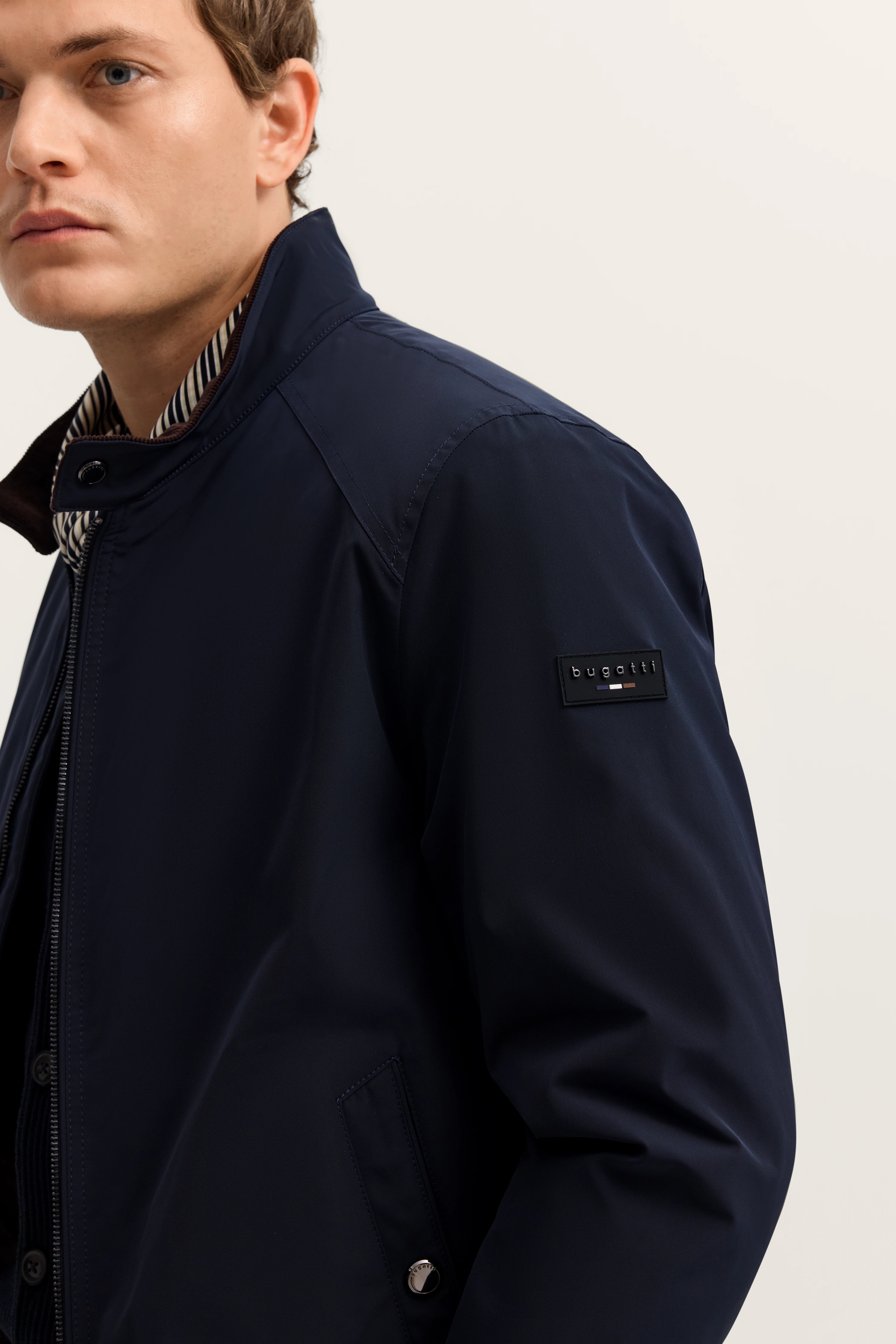 Schwarze bugatti Jacke, Stehkragen, Frontansicht, Büstenbild, zeitloses Design.