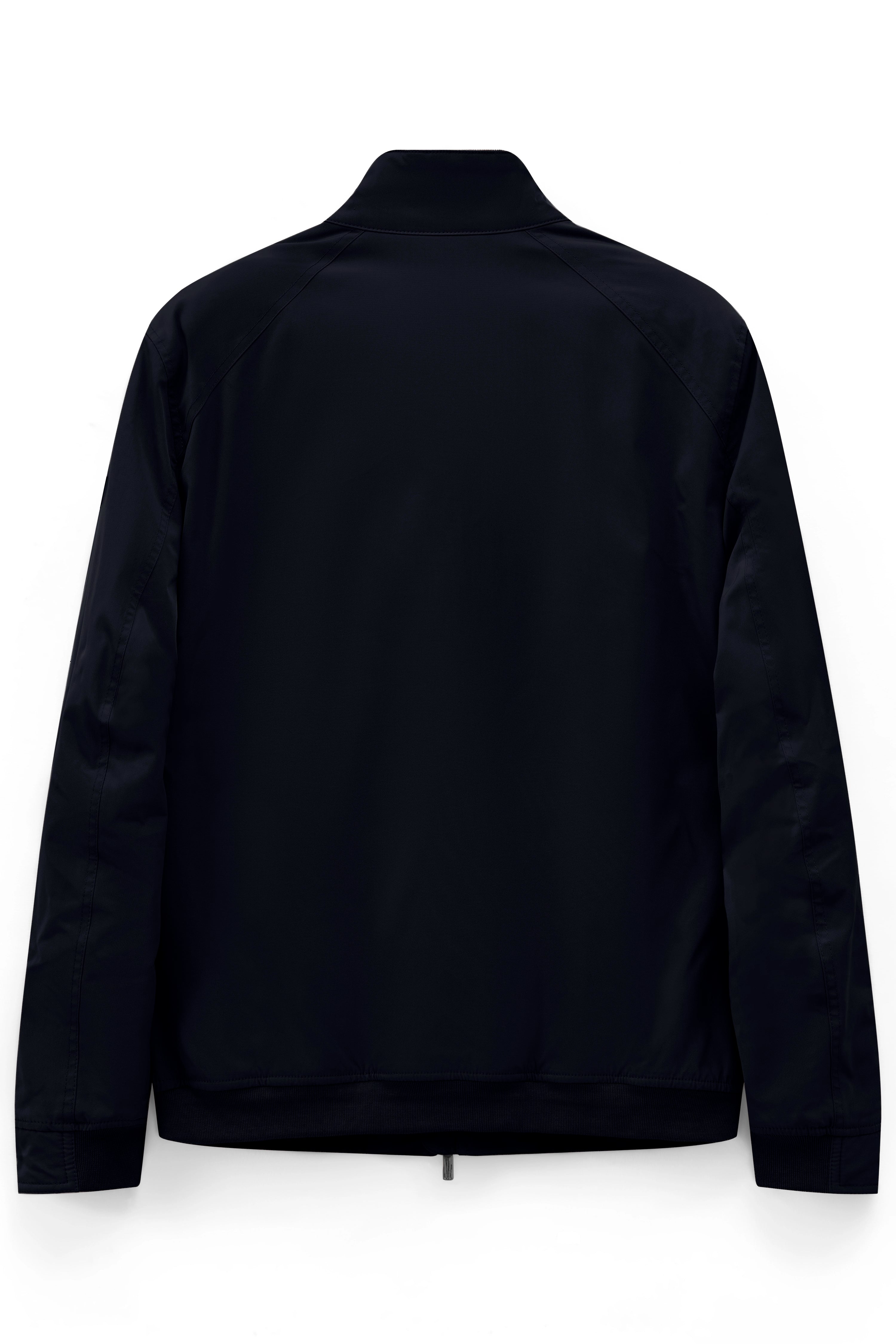 Schwarze bugatti Jacke, Büstenbild, minimalistisch, zeitlos, stilvoll, hochwertige Materialien.