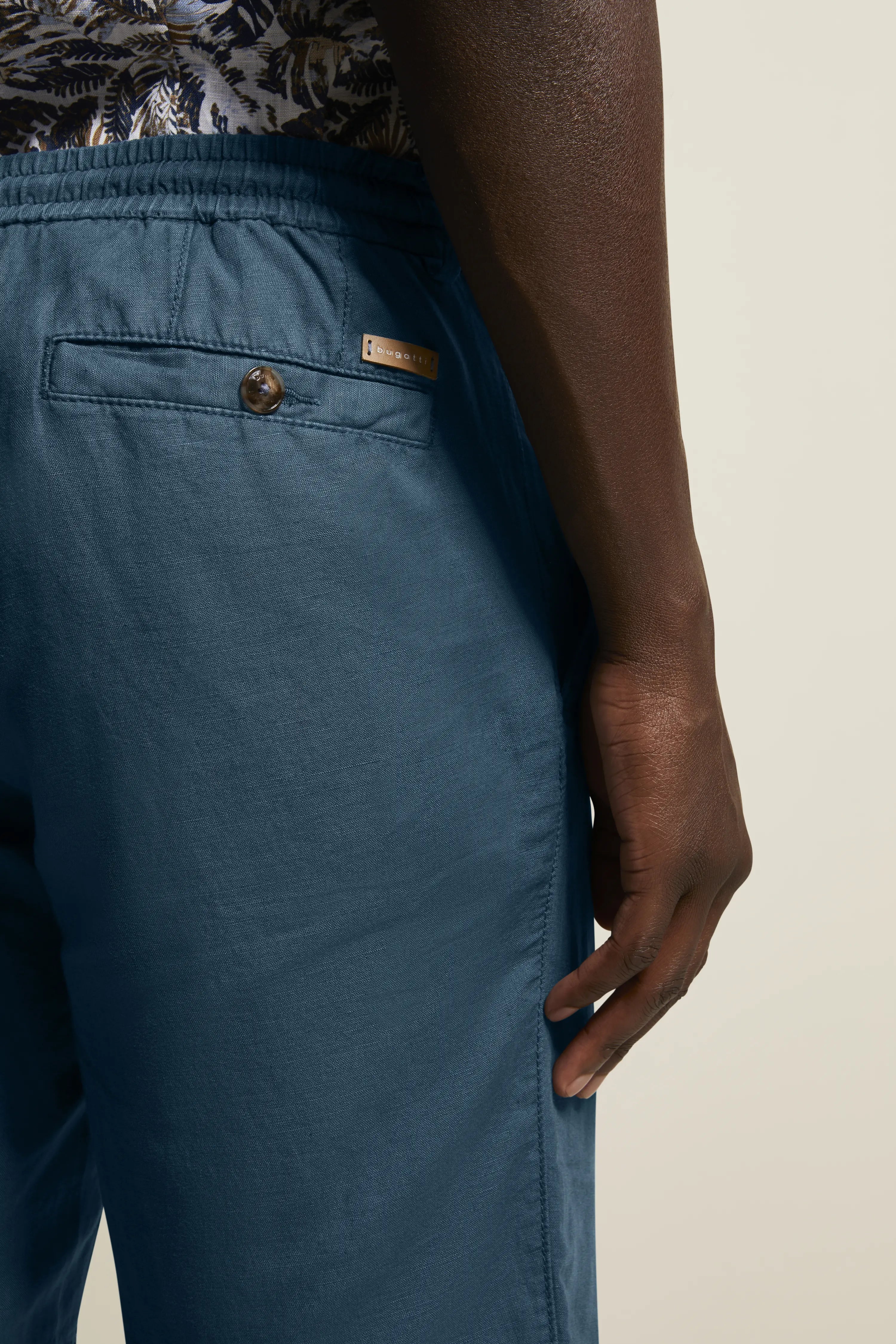 Blaugrüne bugatti Shorts mit Kordelzug, legeres Büstenbild, ideal für sommerliche Freizeitoutfits.