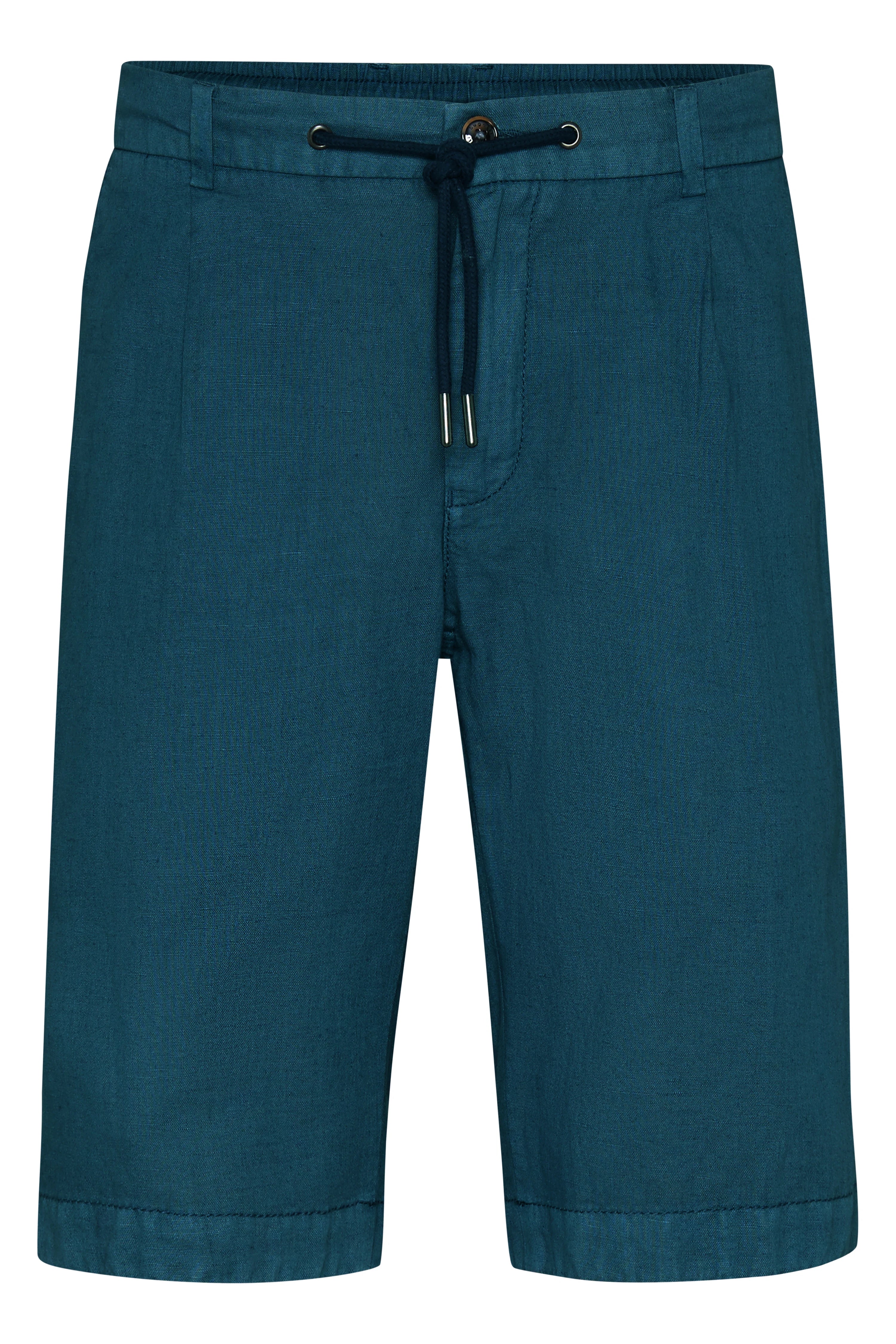 Model in blauer Shorts und gemustertem Hemd, beige Slipper, Rückansicht, legeres Posing.