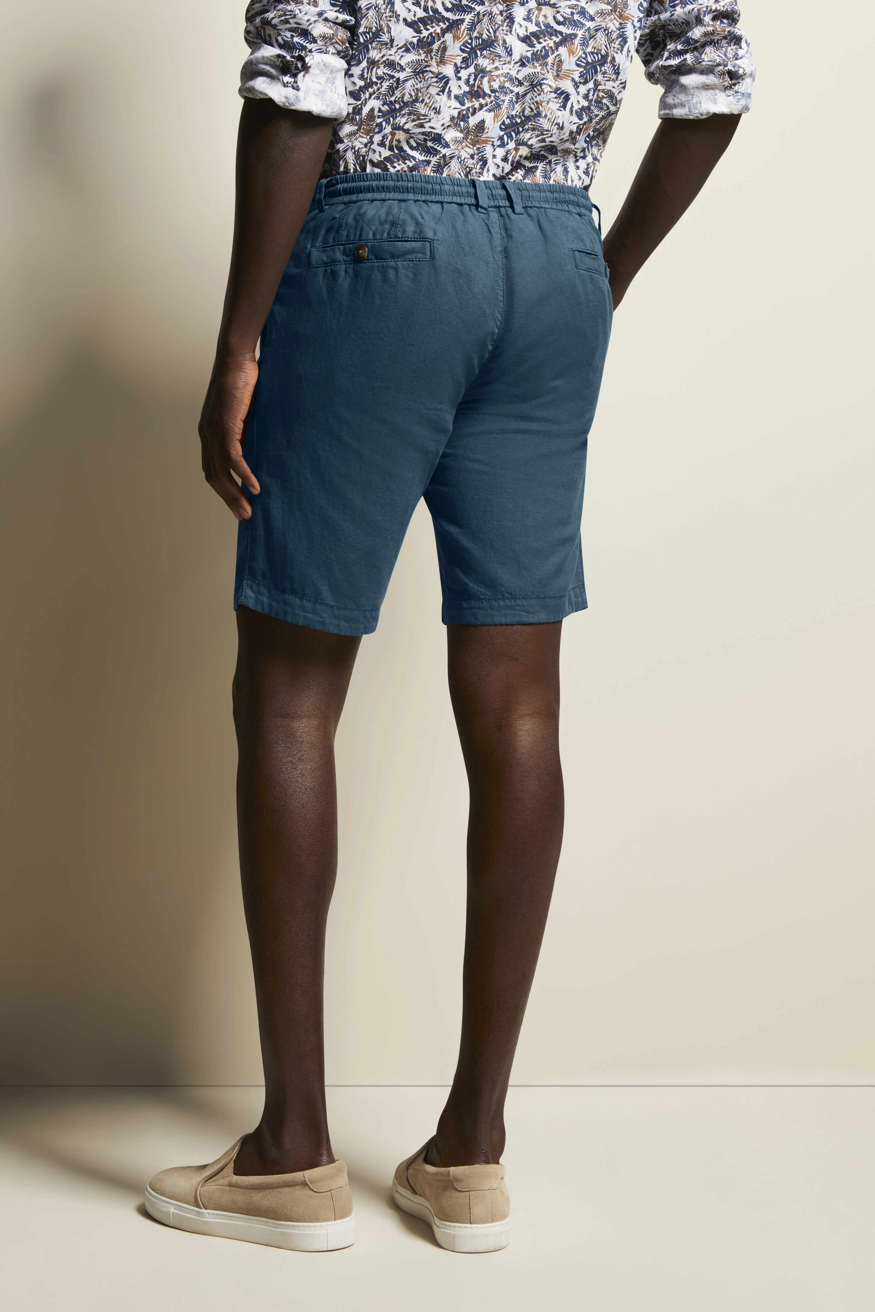 legeres Modelbild, Hände in Taschen.