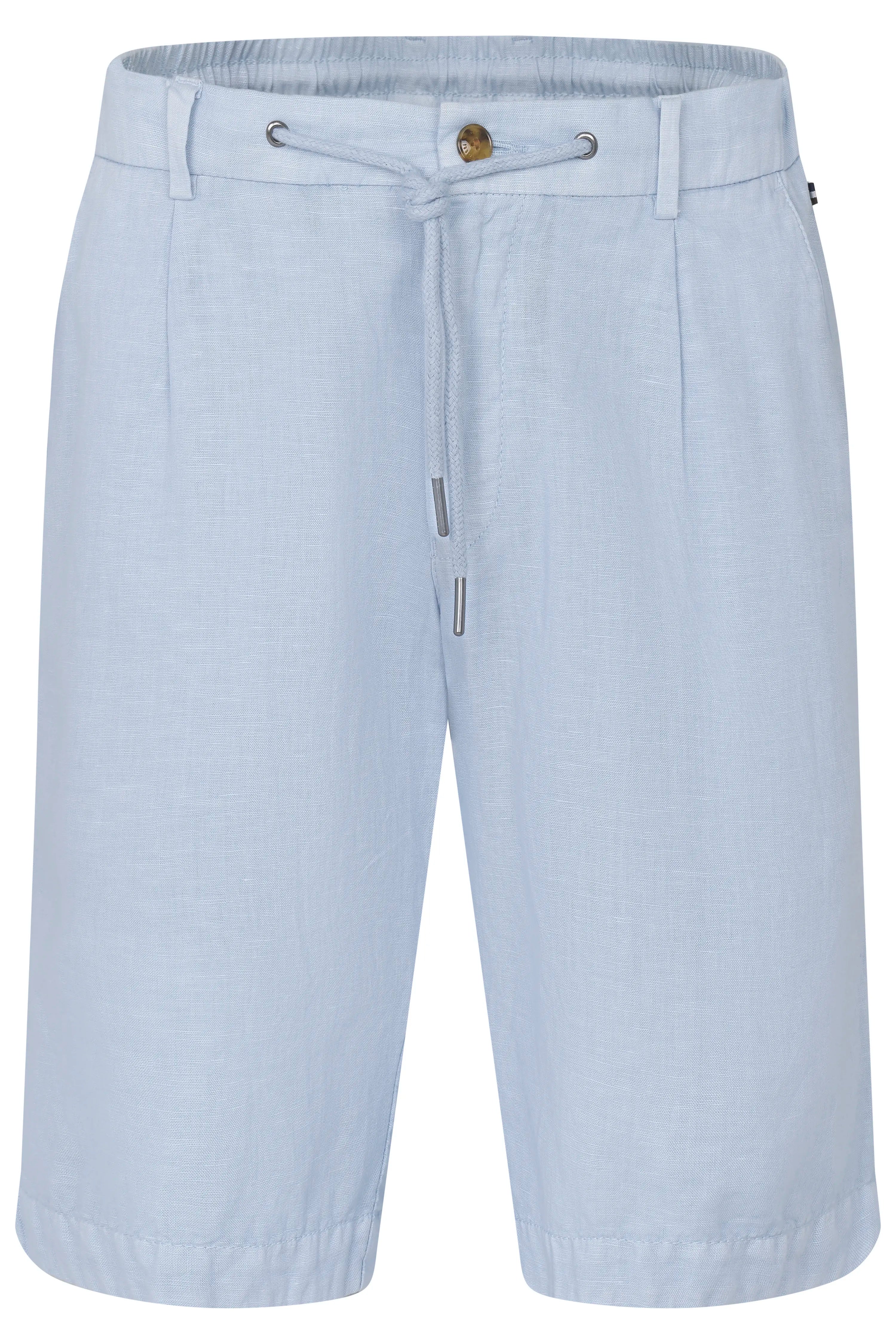 Weißes Hemd, hellblaue Shorts, Model mit entspanntem Posing, Hände in Hosentaschen, bugatti Stil.