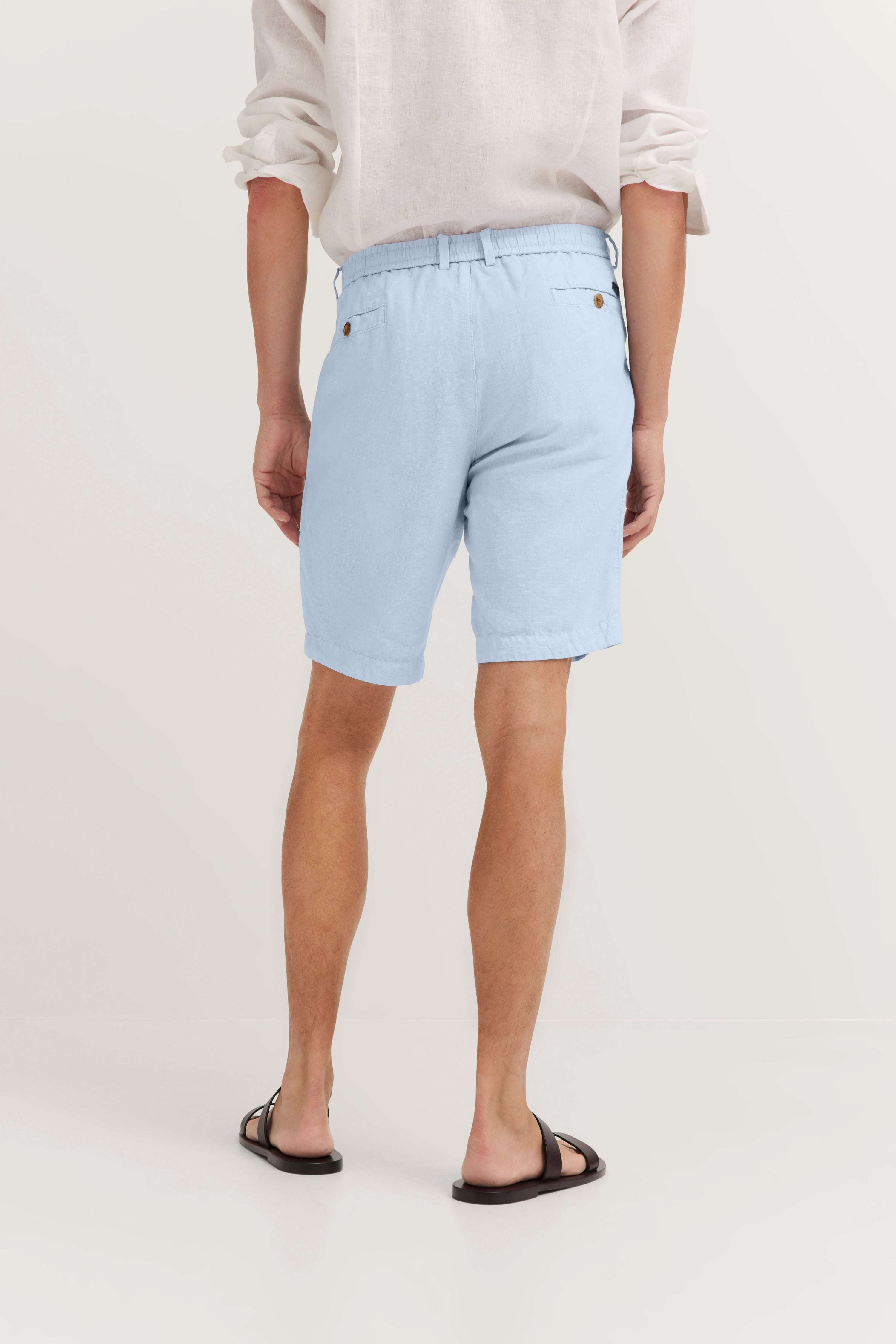 Relaxed summer outfit by bugatti.