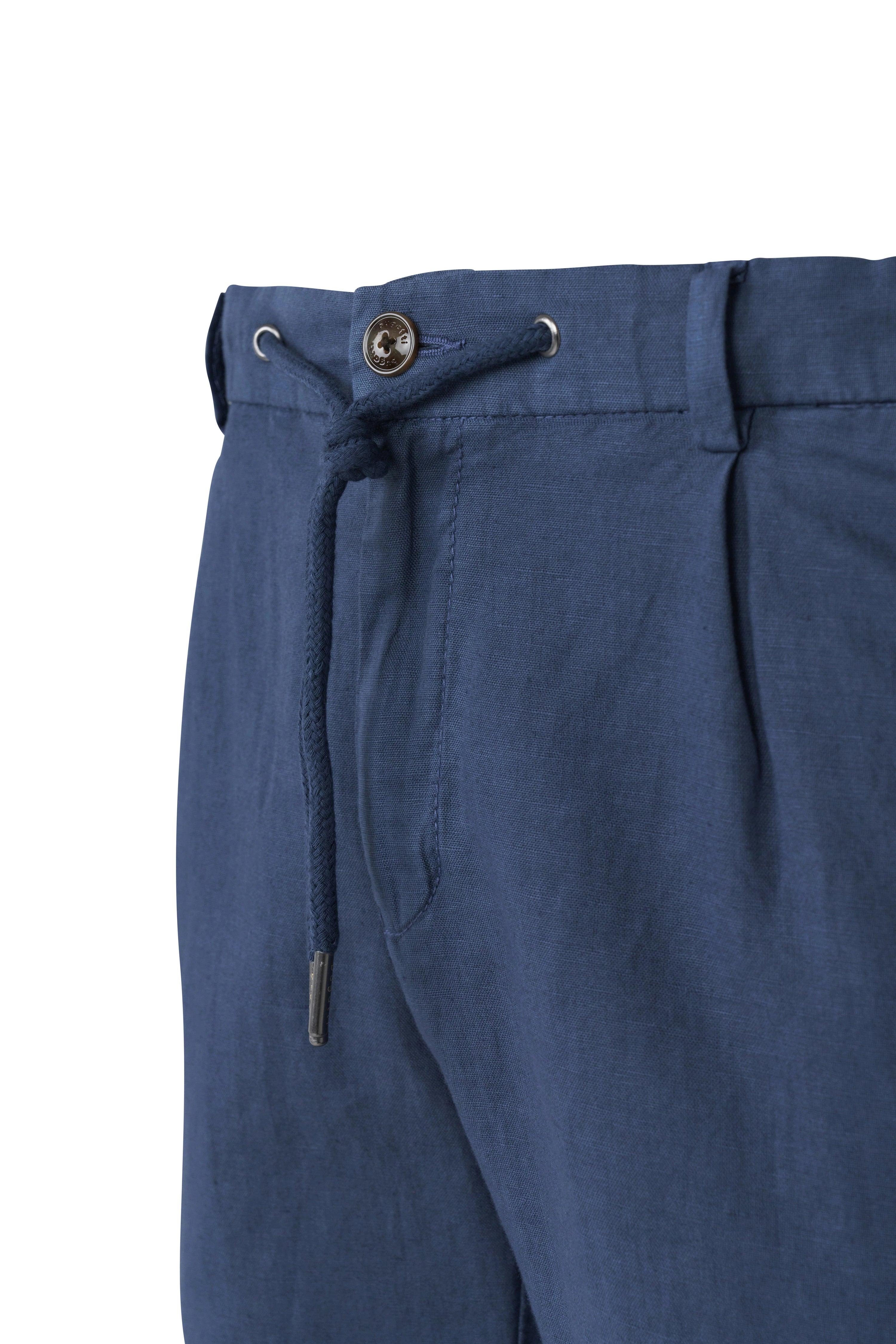 Blauw bugatti-broekdetail met knoop en label, casual design.