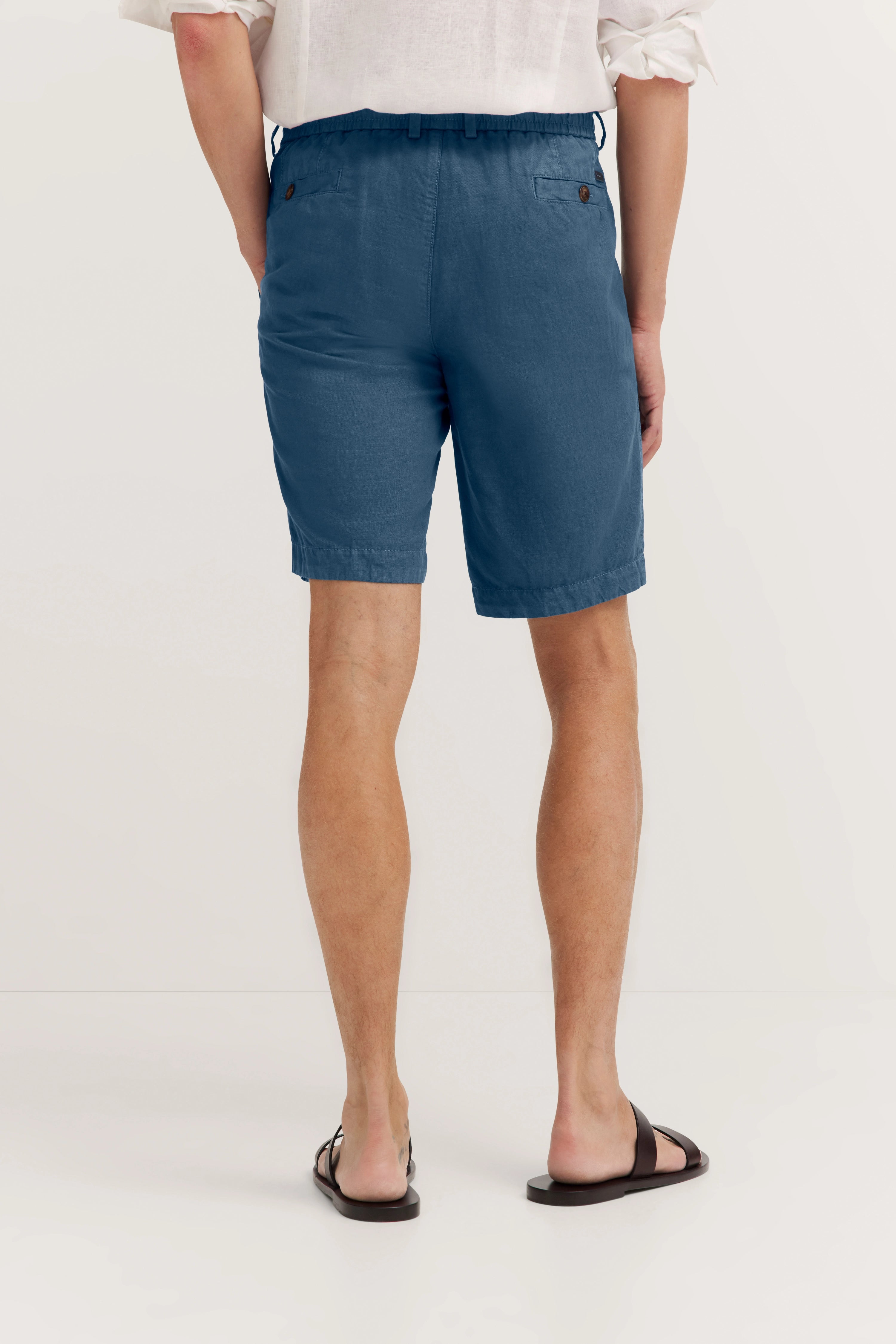 Casual modelbeeld, ontspannen pose.