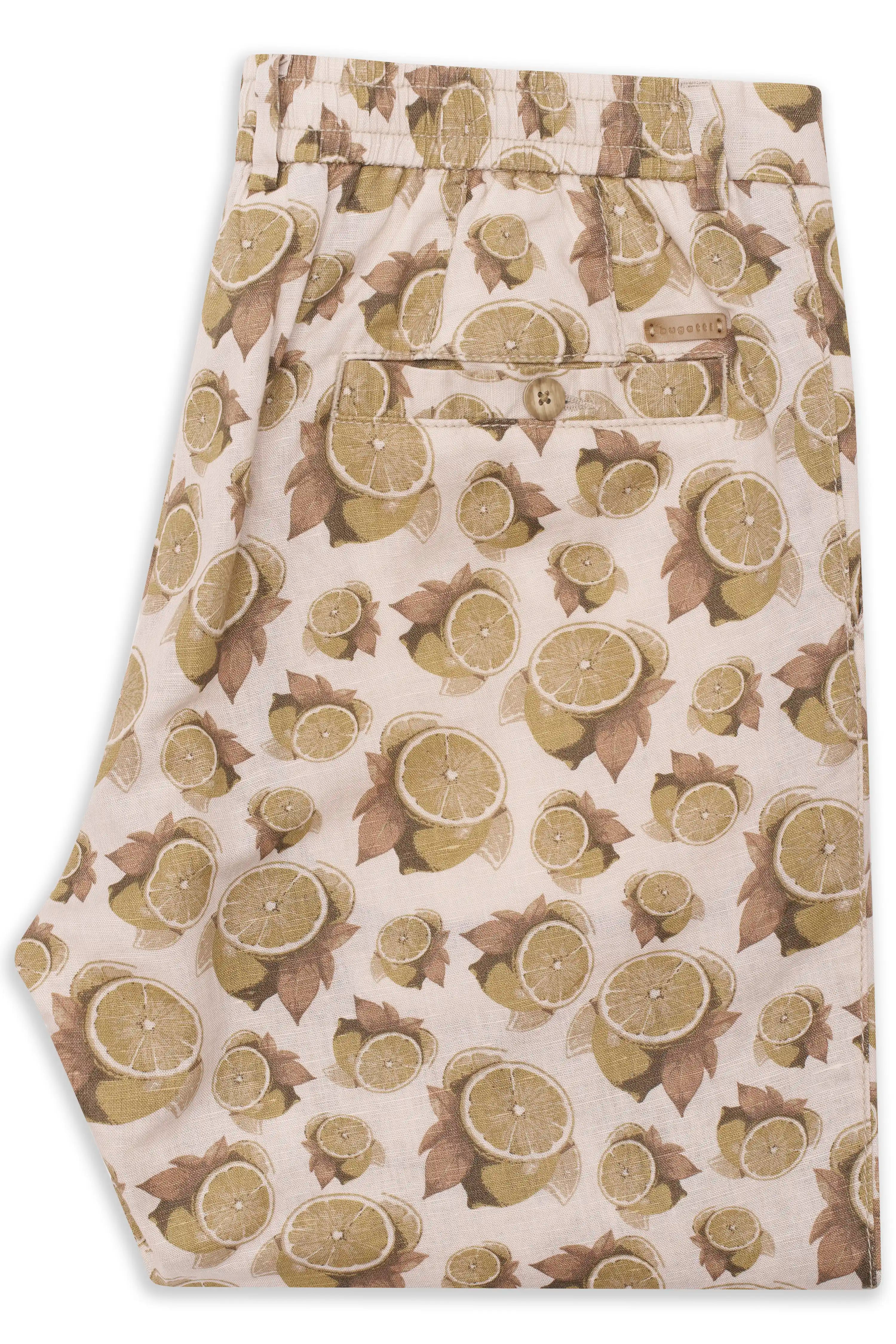 Bugatti Shorts mit Zitronenprint in Beige und Braun, Büstenbild, stilvoll und sommerlich.