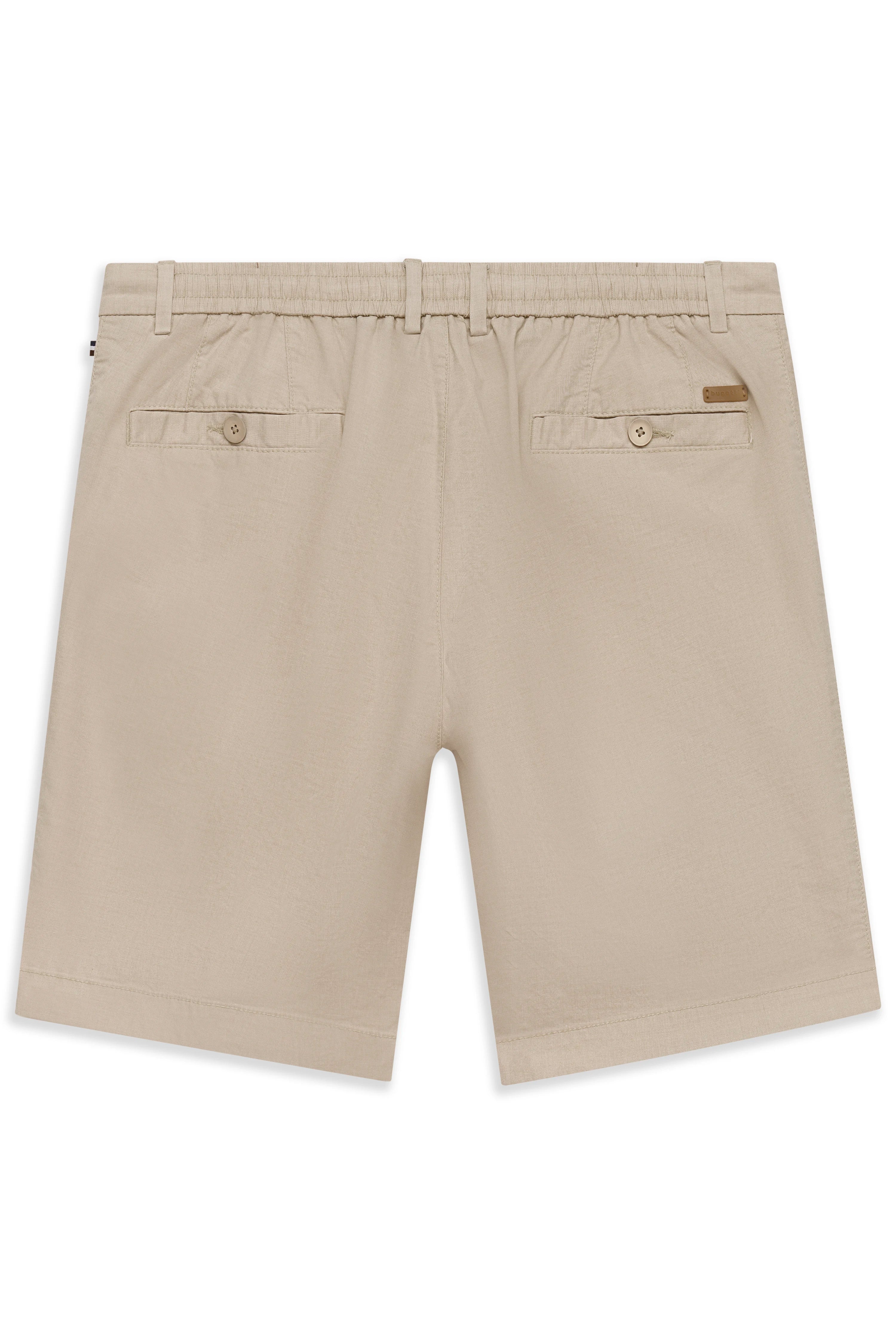 Beige bugatti Shorts, legeres Büstenbild, hochwertiges Design mit Taschen und Gürtelschlaufen.