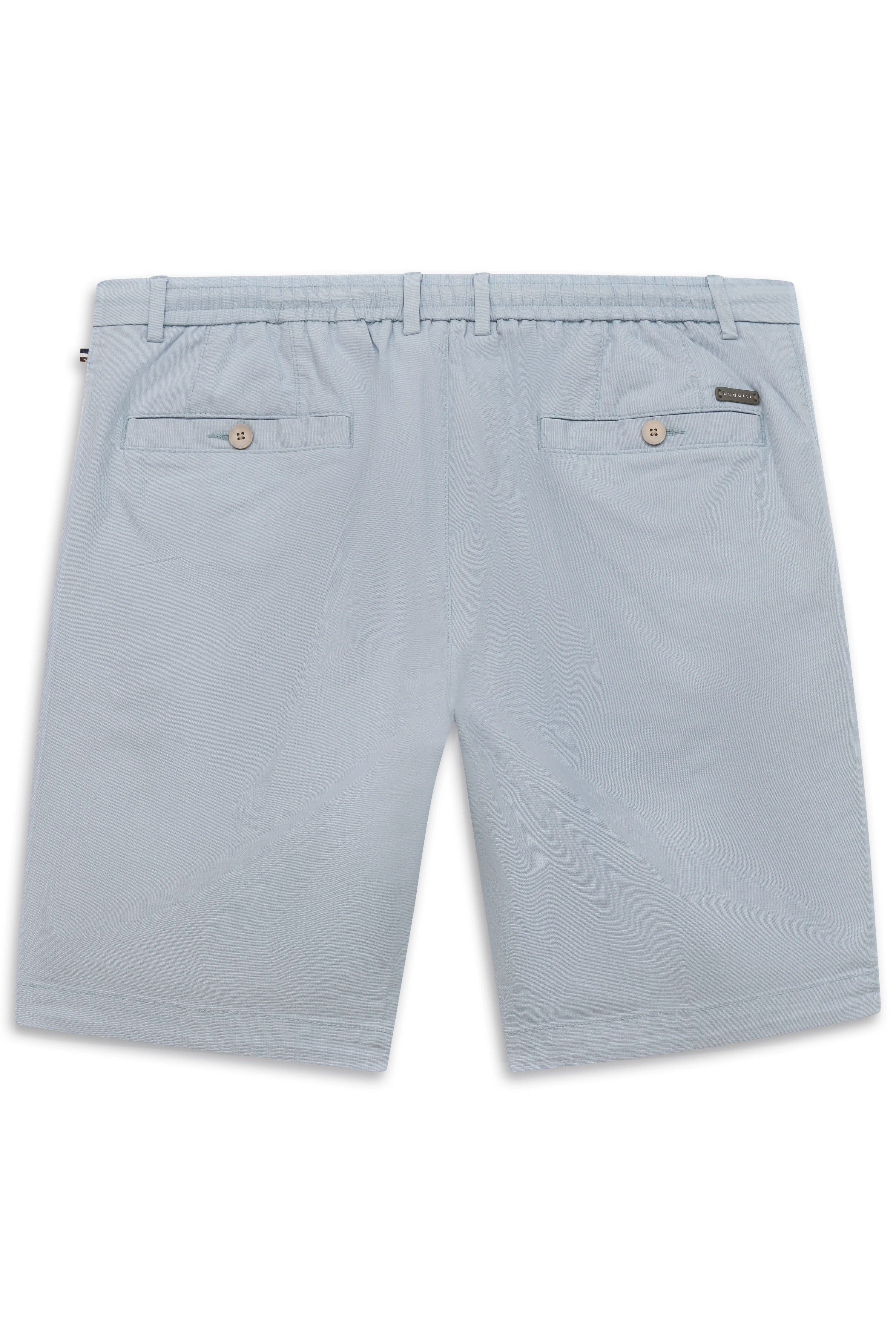 Helle blaue bugatti Shorts, Büstenbild, elegante Rückseite mit Taschen und Knöpfen.