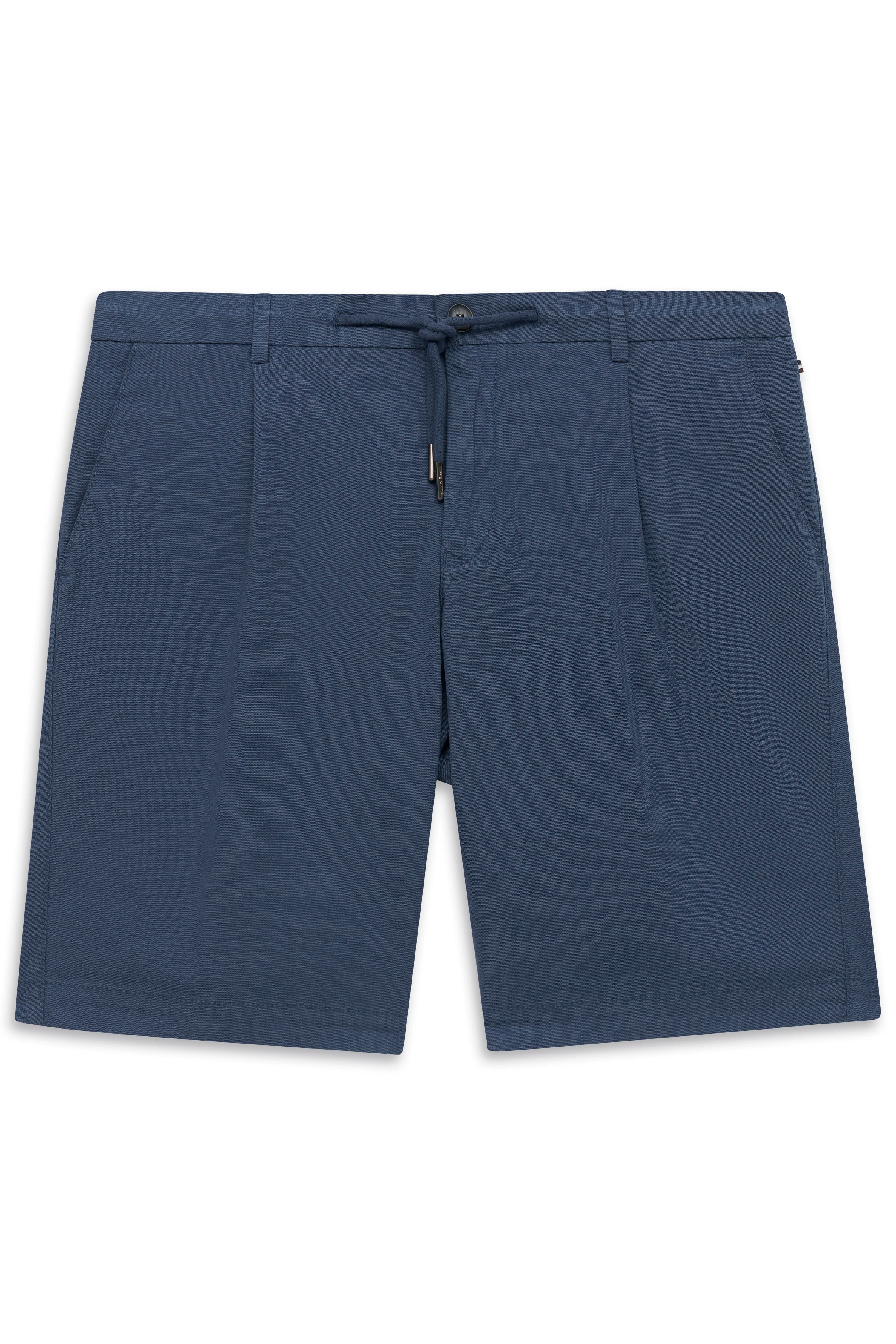 Navy blaue bugatti Shorts, legeres Design, Büstenbild.