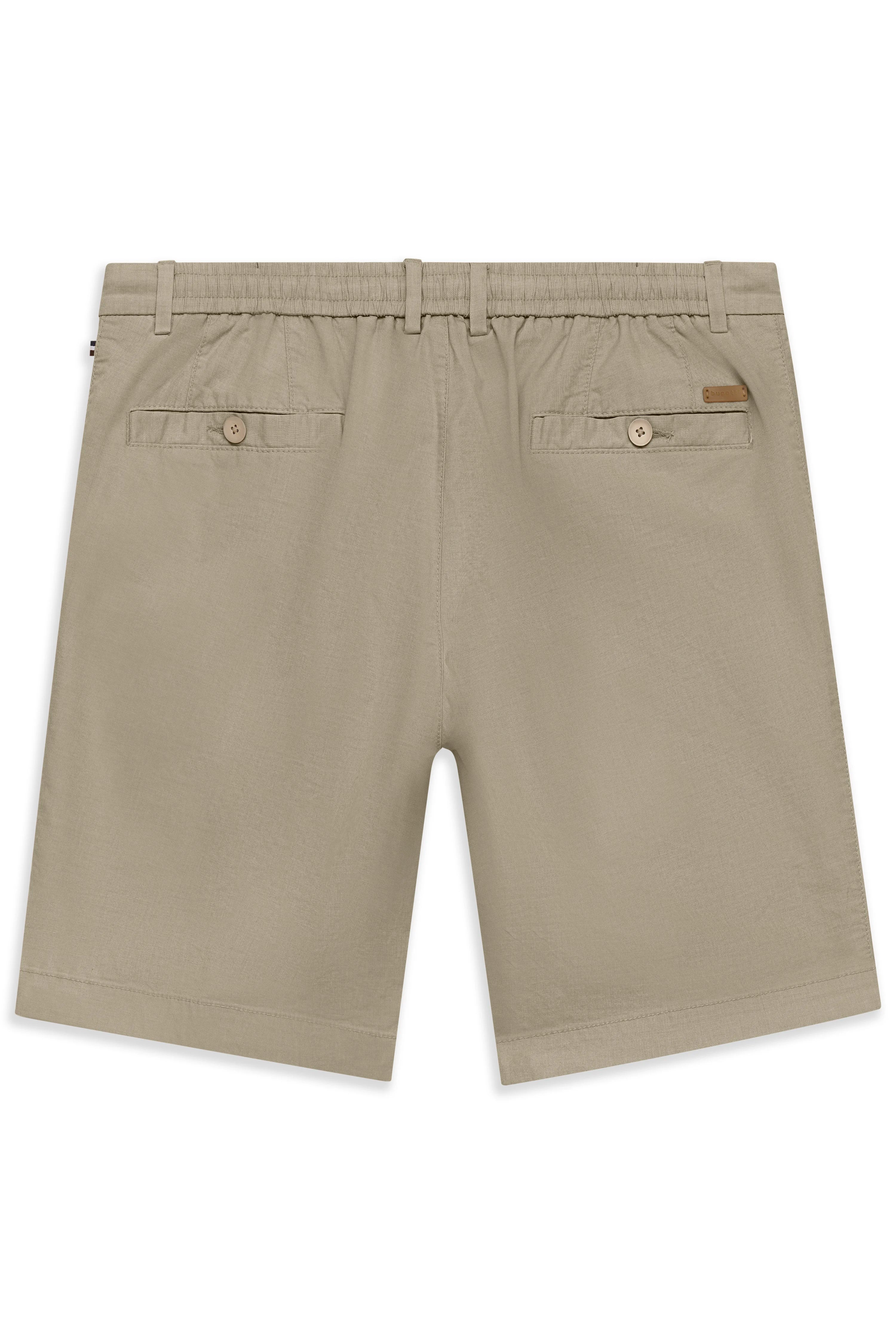 Beige Shorts mit Kordelzug, legeres Büstenbild, bugatti Stil und Qualität.