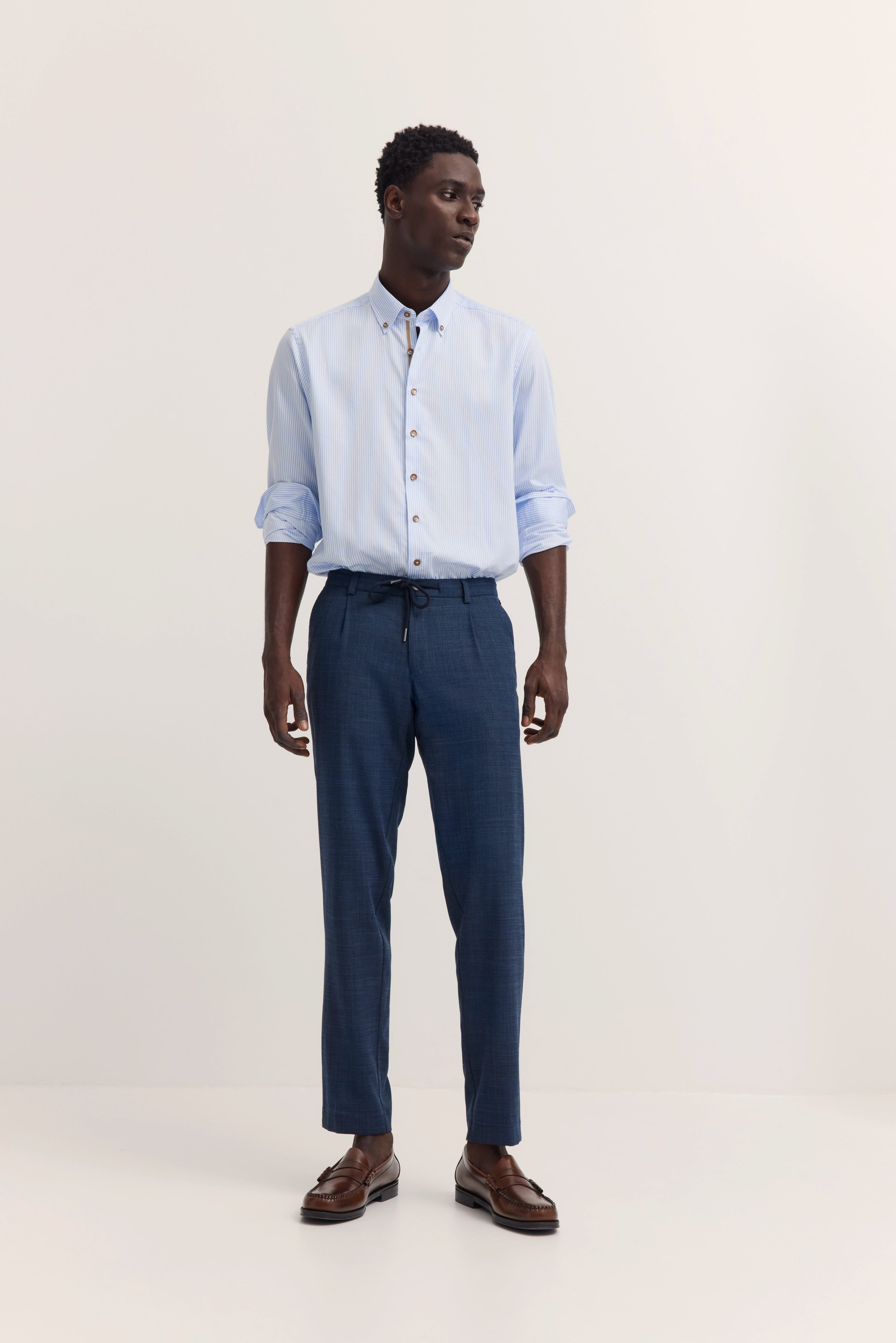 bugatti Outfit: hellblaues Hemd, blaue Hose