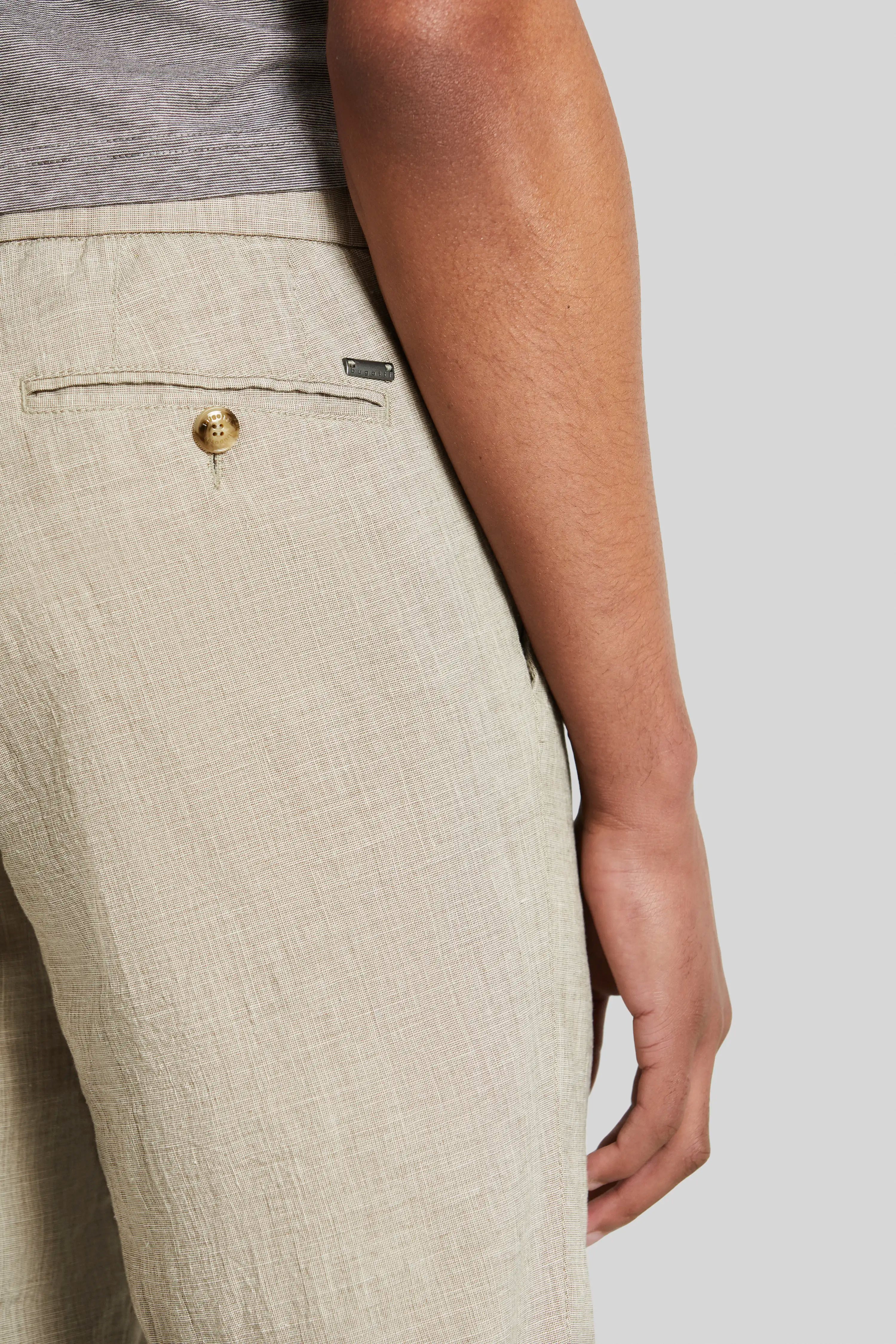 Beige bugatti Leinenhose, Nahaufnahme, legere Passform, dezente Eleganz und zeitloses Design.