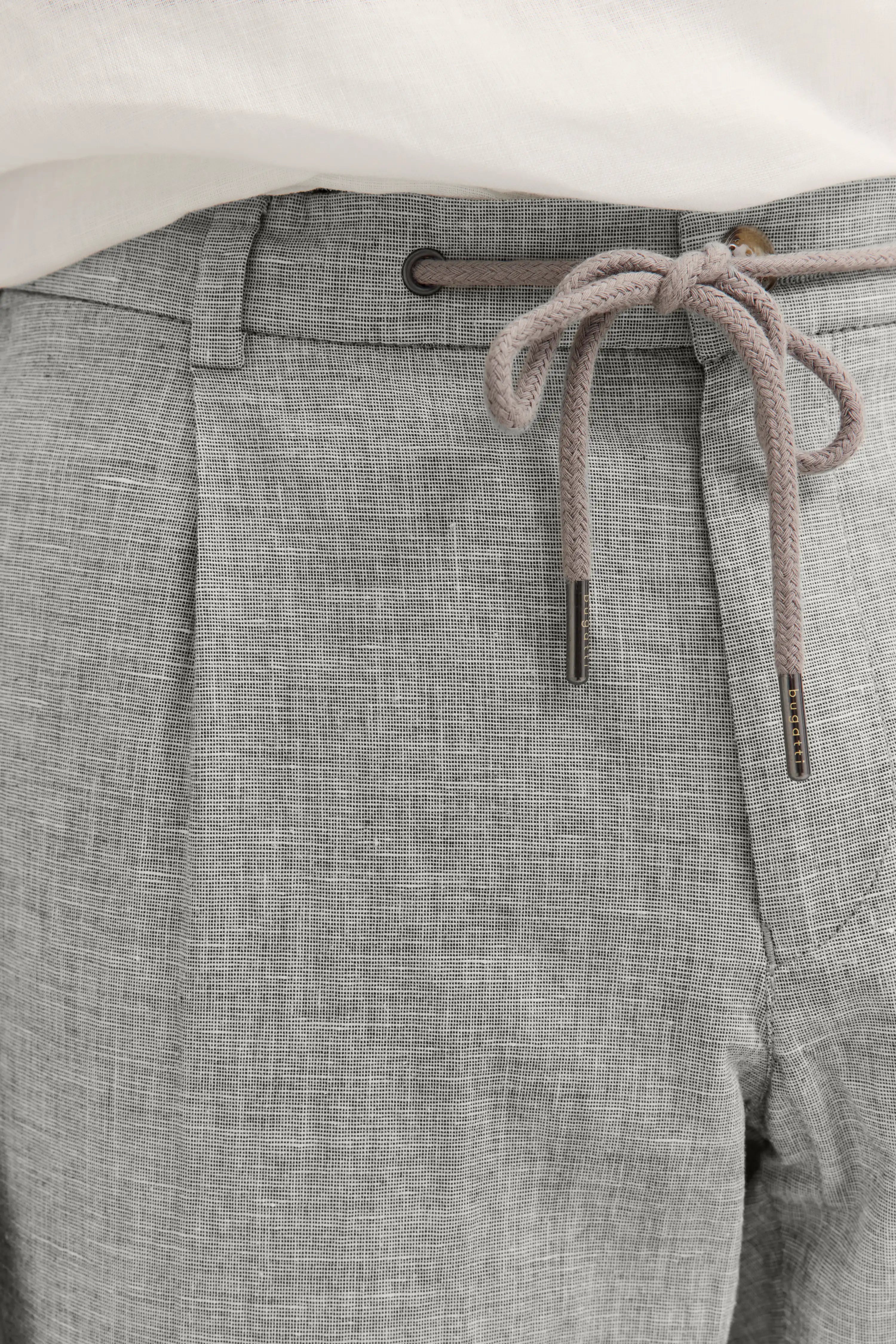 Graue Leinenhose mit Kordelzug, Detailaufnahme, legerer Stil, bugatti.