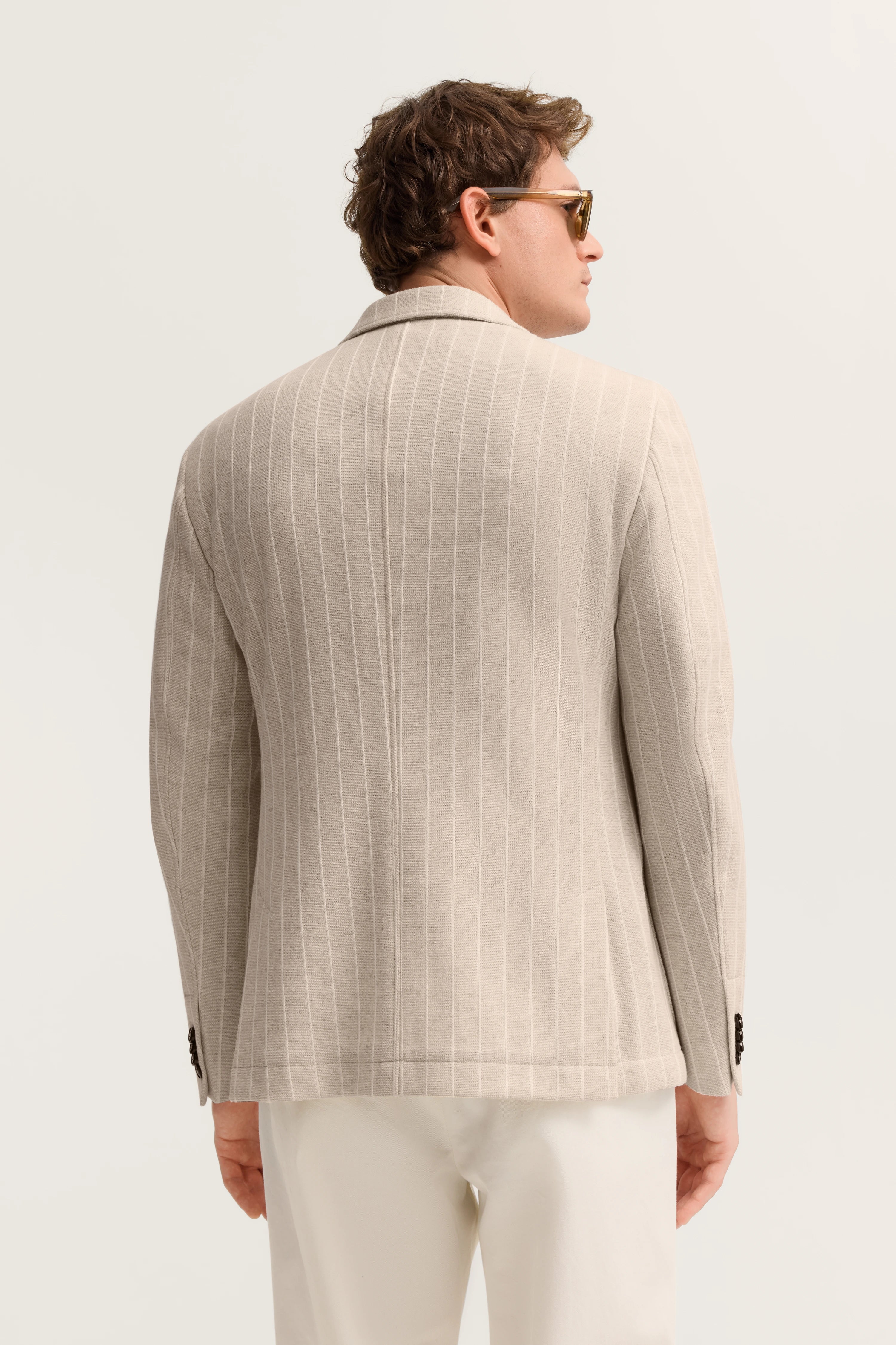 Beiger Nadelstreifenblazer von bugatti, Rückansicht, entspanntes Model, eleganter Stil.
