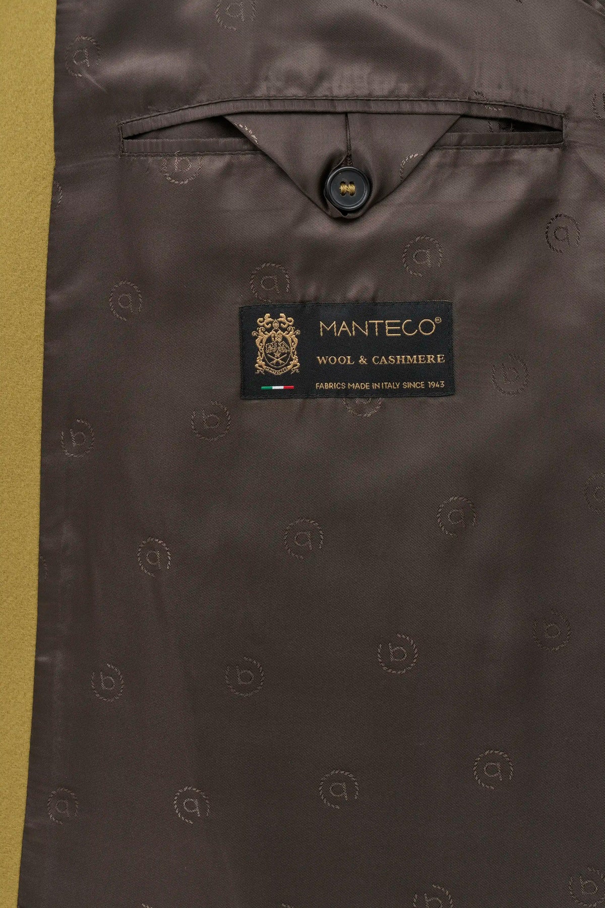 Olivgrüner bugatti Mantel mit Knopfleiste, Büstenbild.