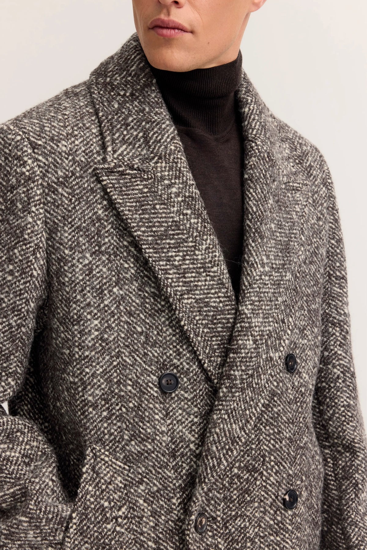 Grauer Tweed-Mantel mit Fischgrätenmuster, schwarzer Rollkragen
