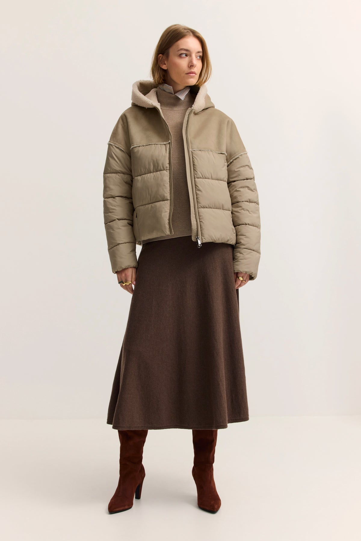 Beige Jacke, brauner Rock, braune Stiefel