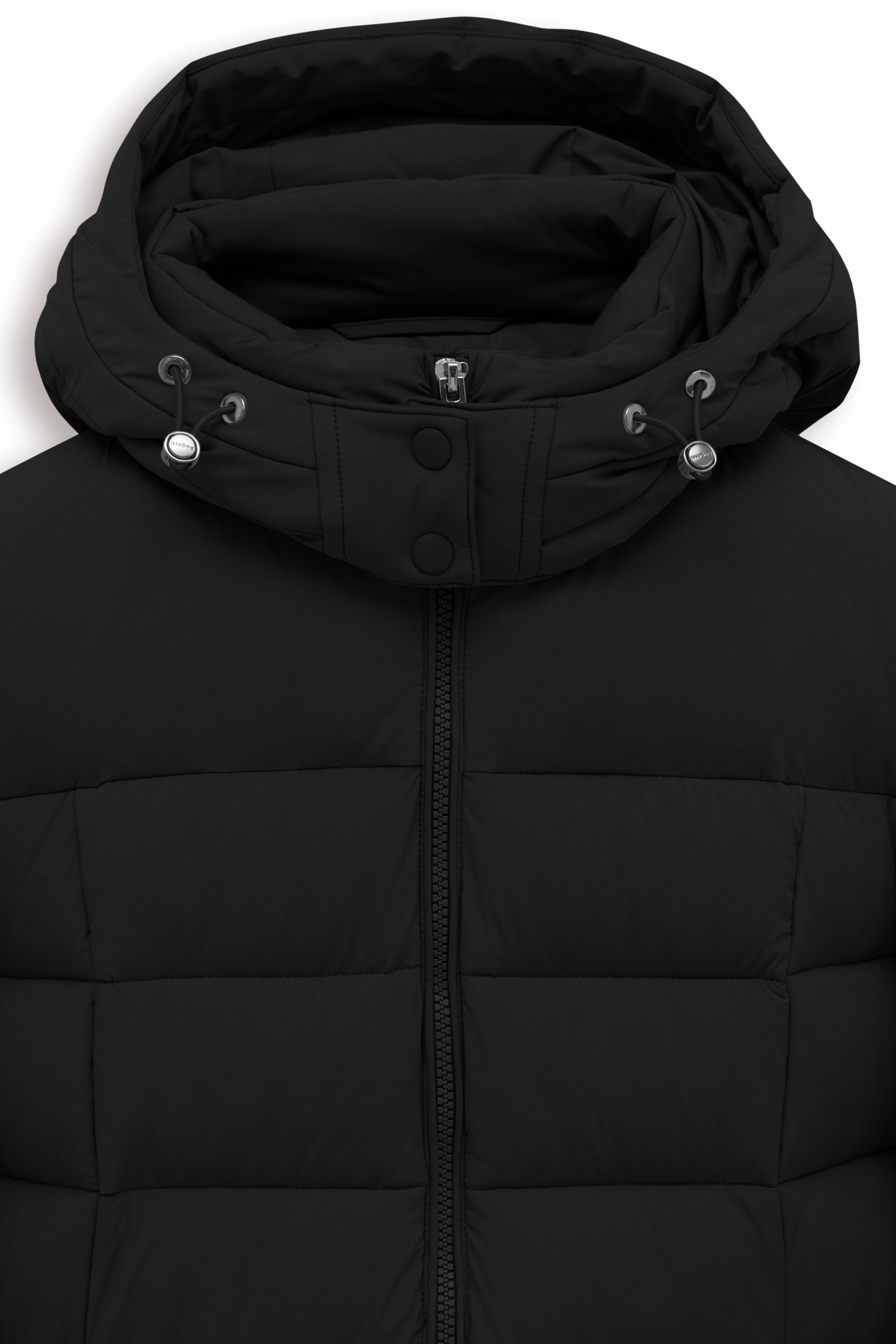 Schwarze bugatti Daunenjacke mit Kapuze, Büstenbild.