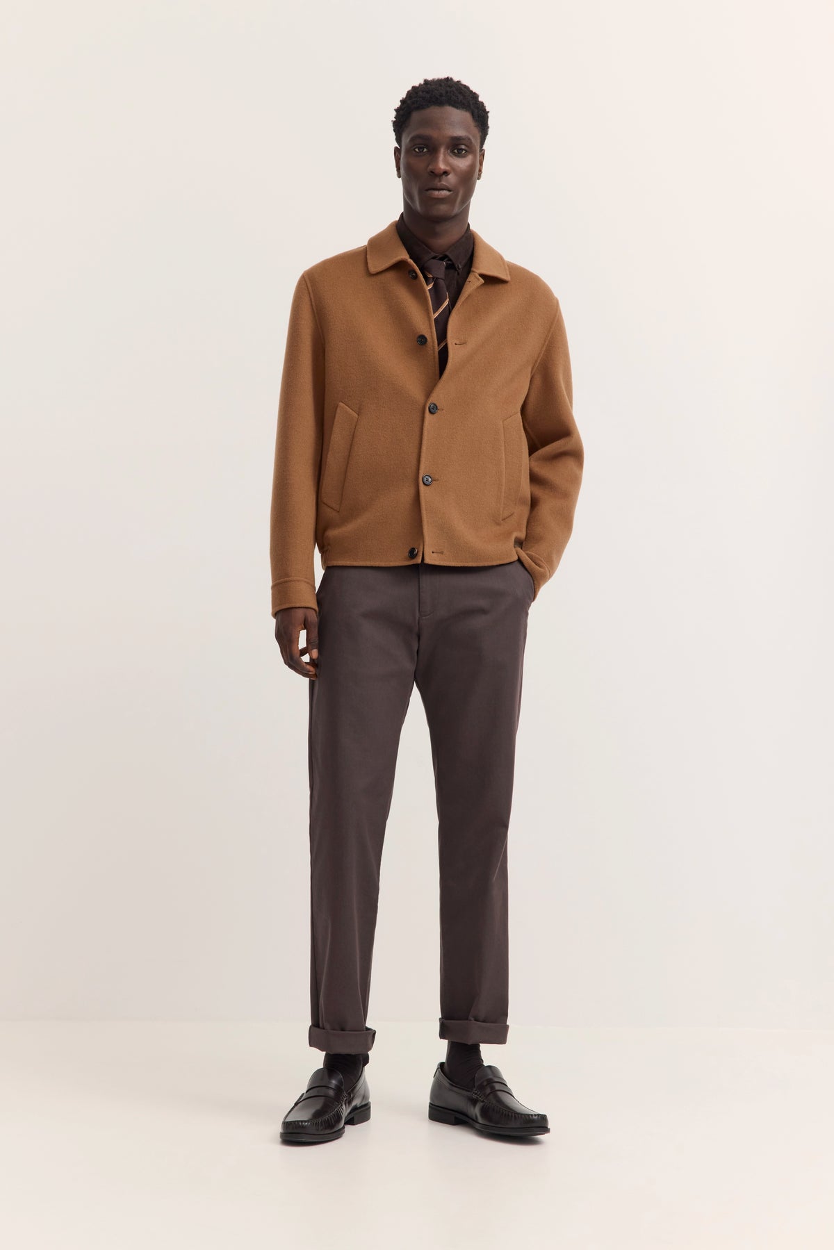 Braune bugatti-Jacke mit Knopfdetail, legeres Bild. Kombiniert mit dunkler Hose.