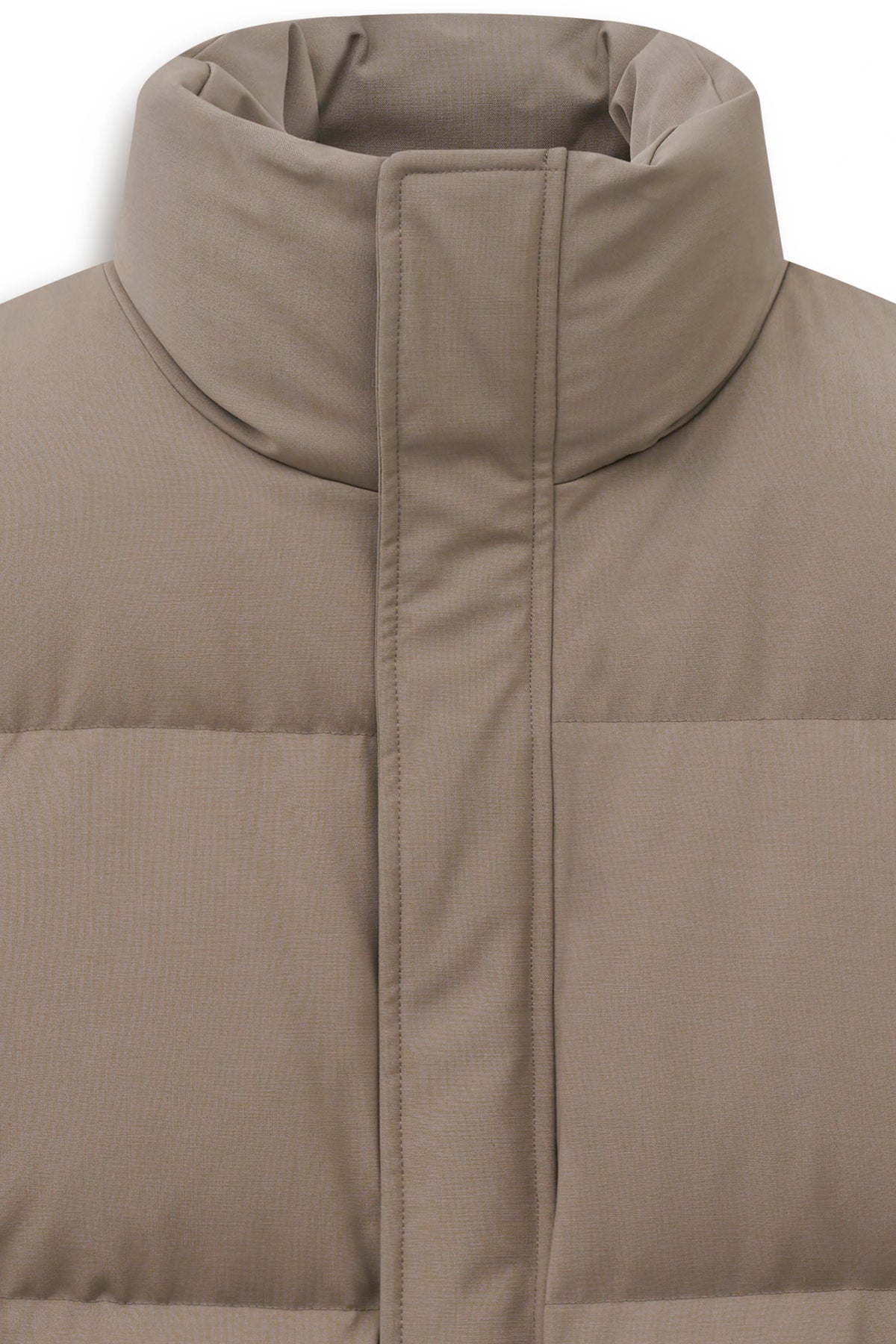 Steppjacke in Beige von bugatti, Detailaufnahme des hohen Kragens, Materialqualität im Fokus.