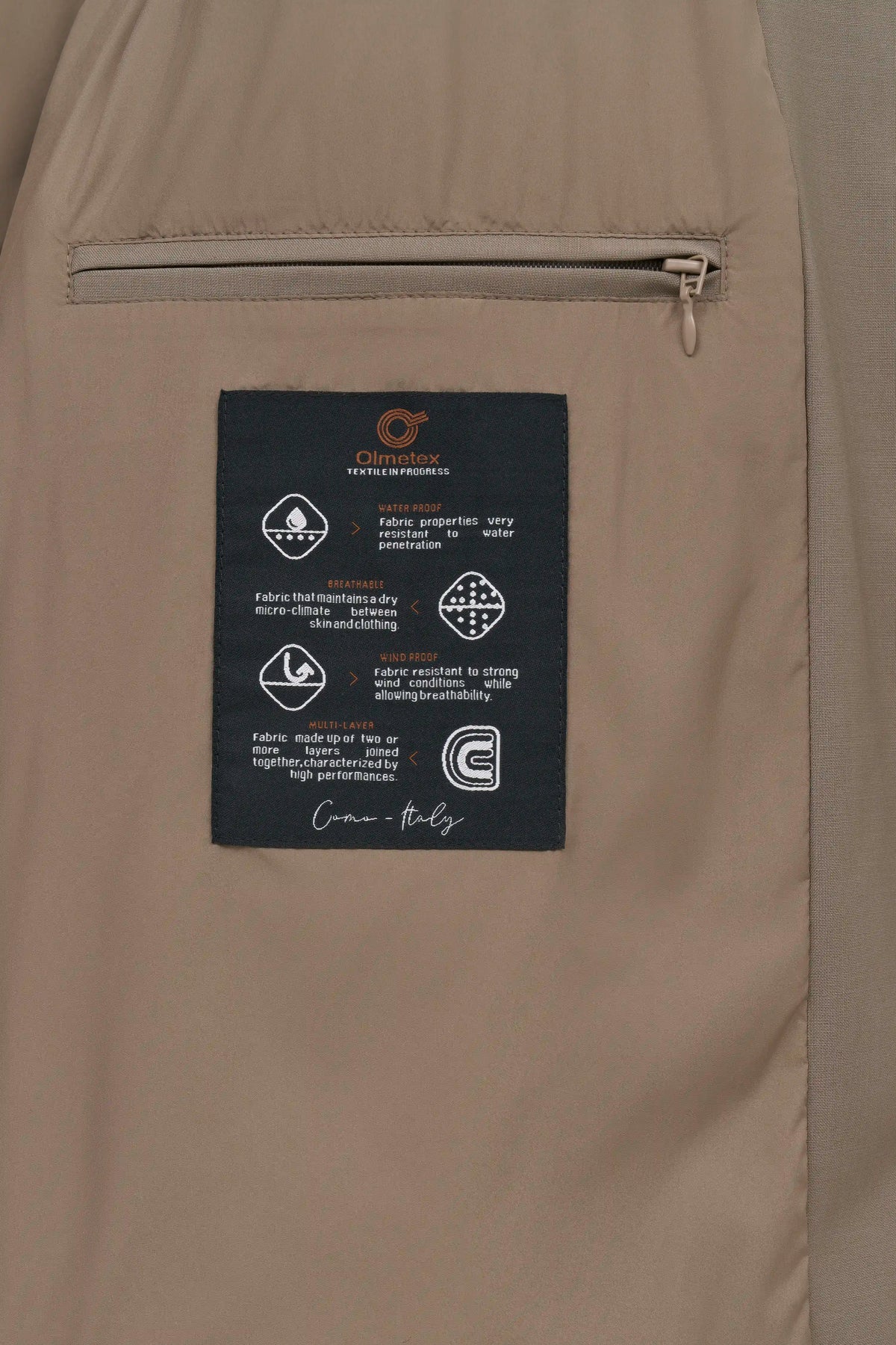 Innenansicht einer bugatti-Jacke in Beige mit Olmetex-Label, das wasserfest, atmungsaktiv und winddicht ist.