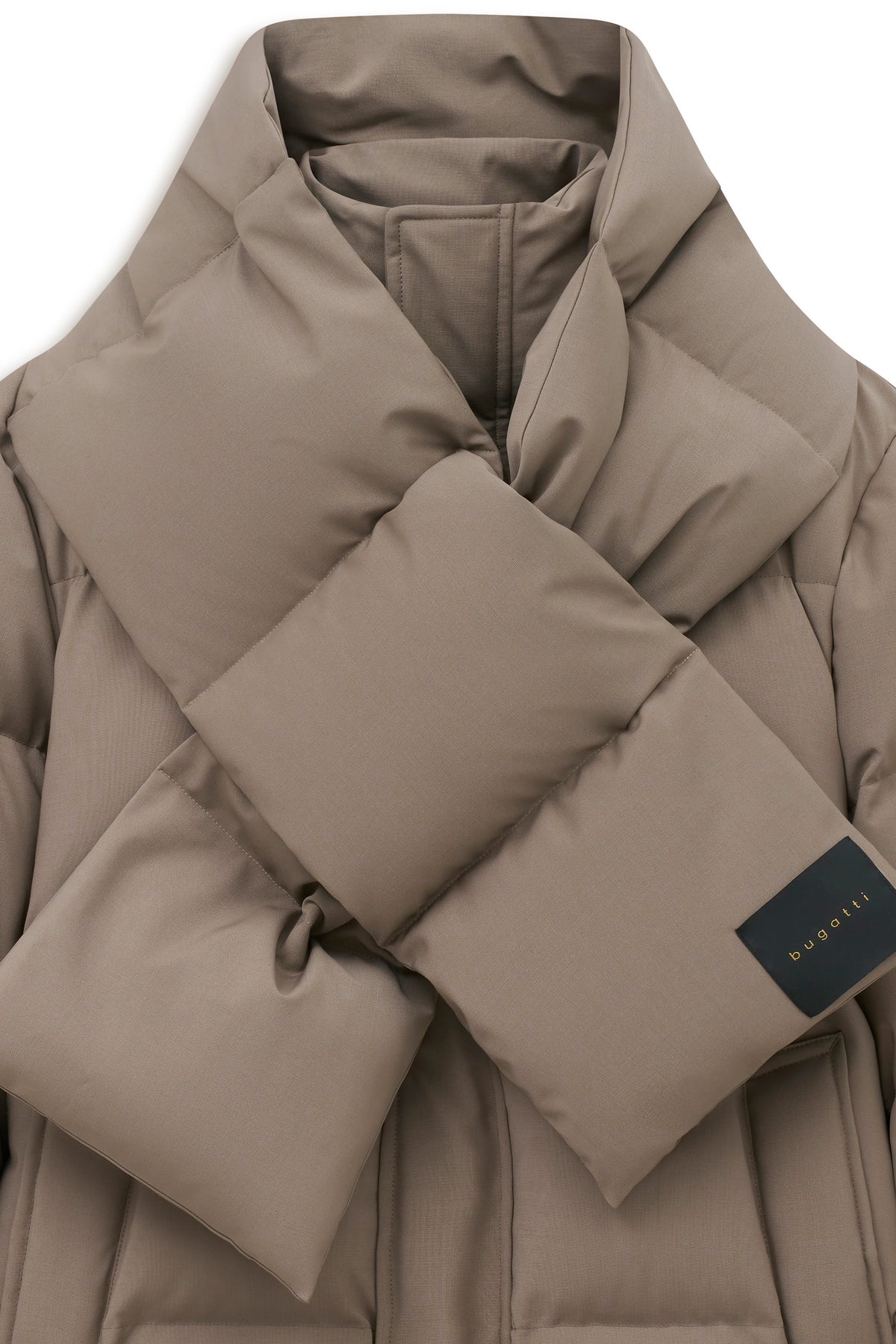 Beige bugatti Daunenjacke mit voluminösem Kragen, Büstenbild.