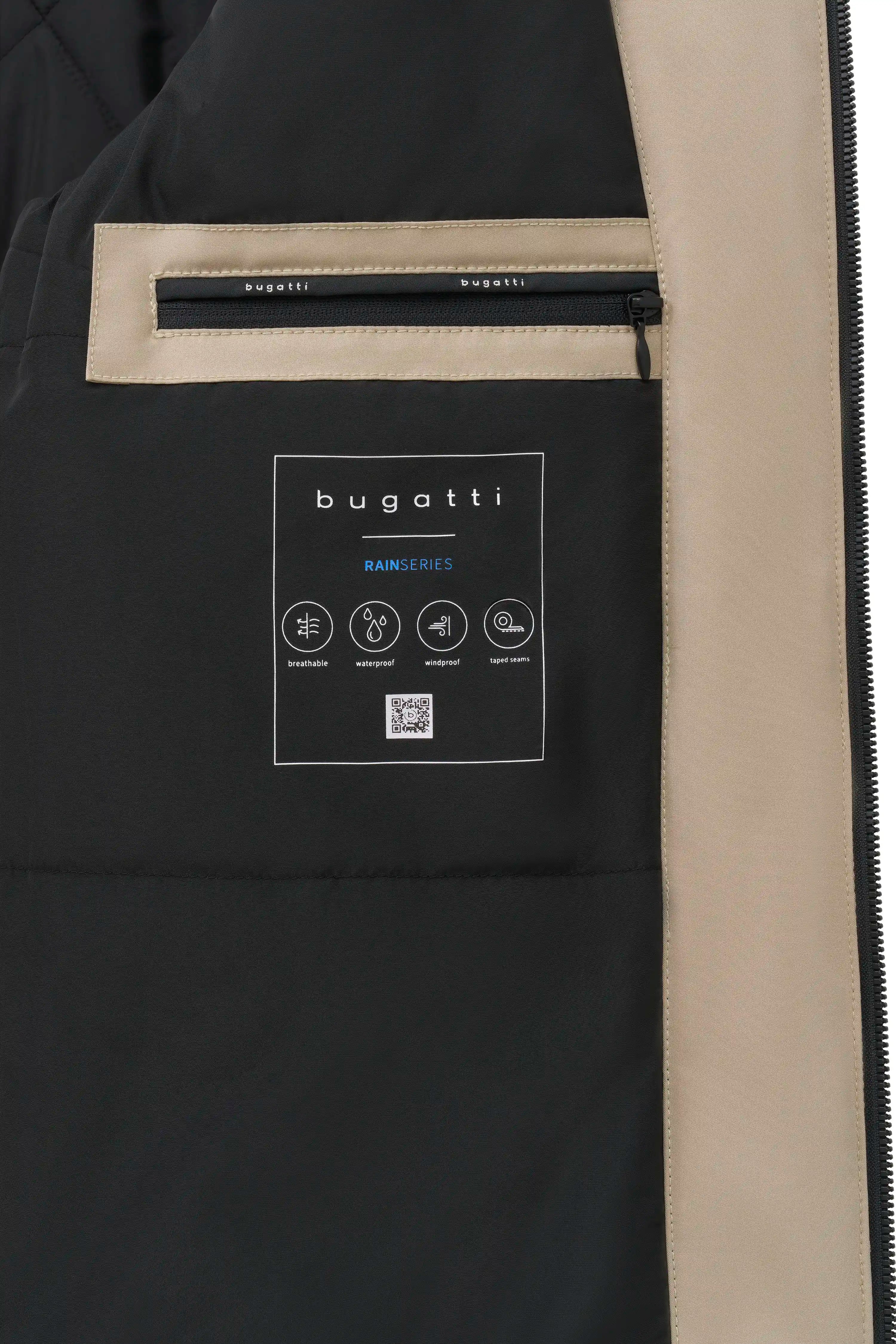 Innenansicht einer bugatti Jacke in Schwarz mit beigem Rand und Logo, Detailbild.