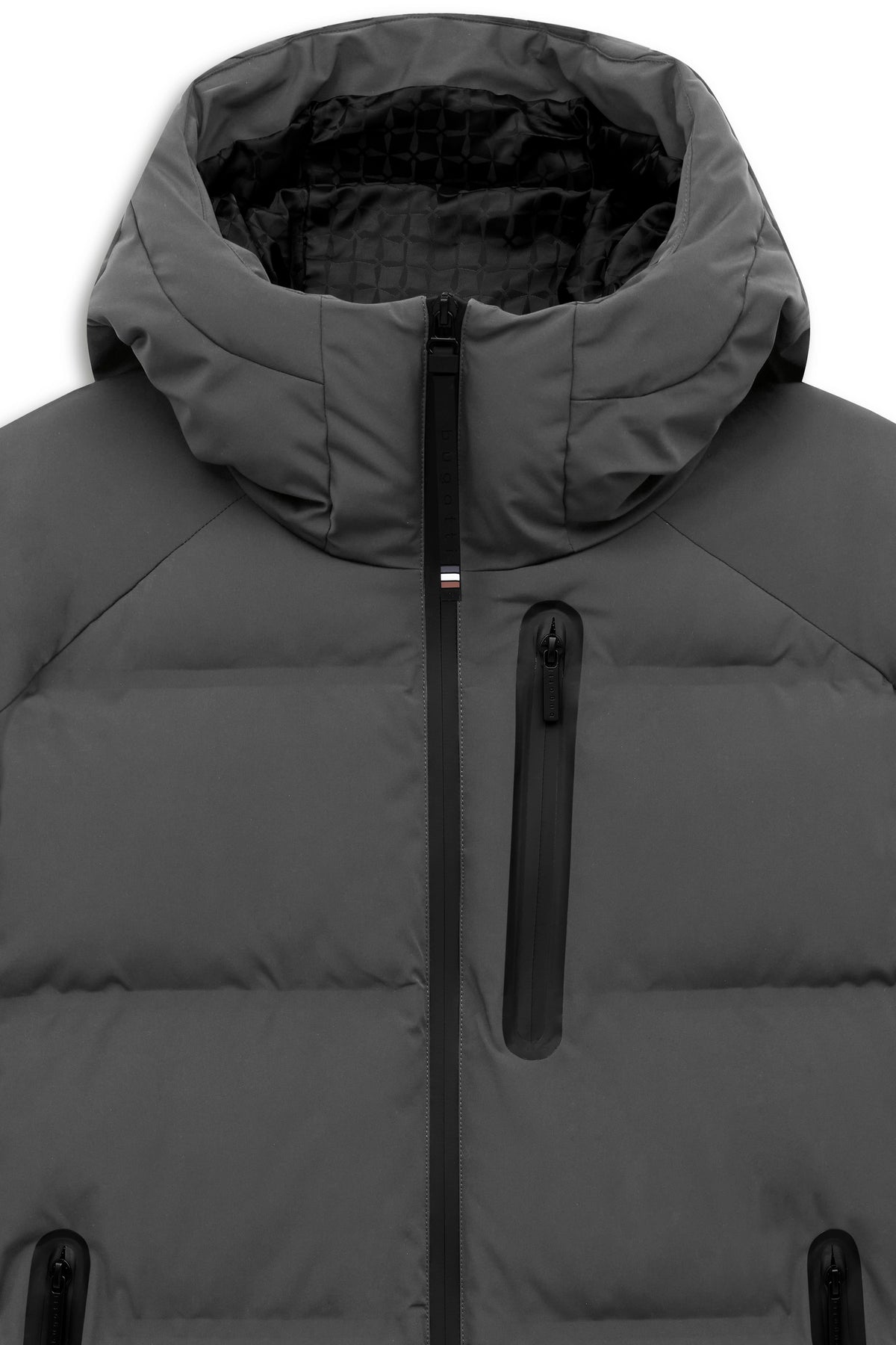 Graue bugatti Daunenjacke mit Kapuze, Detailansicht der Reißverschlüsse, Büstenbild.