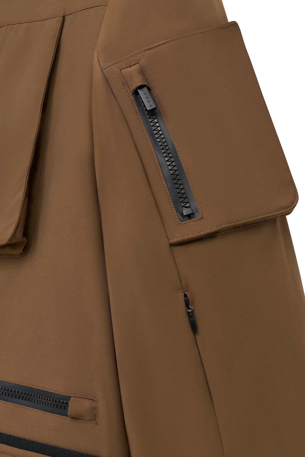 Braune bugatti Jacke mit Reißverschlussdetail, Nahaufnahme, legeres Bild.