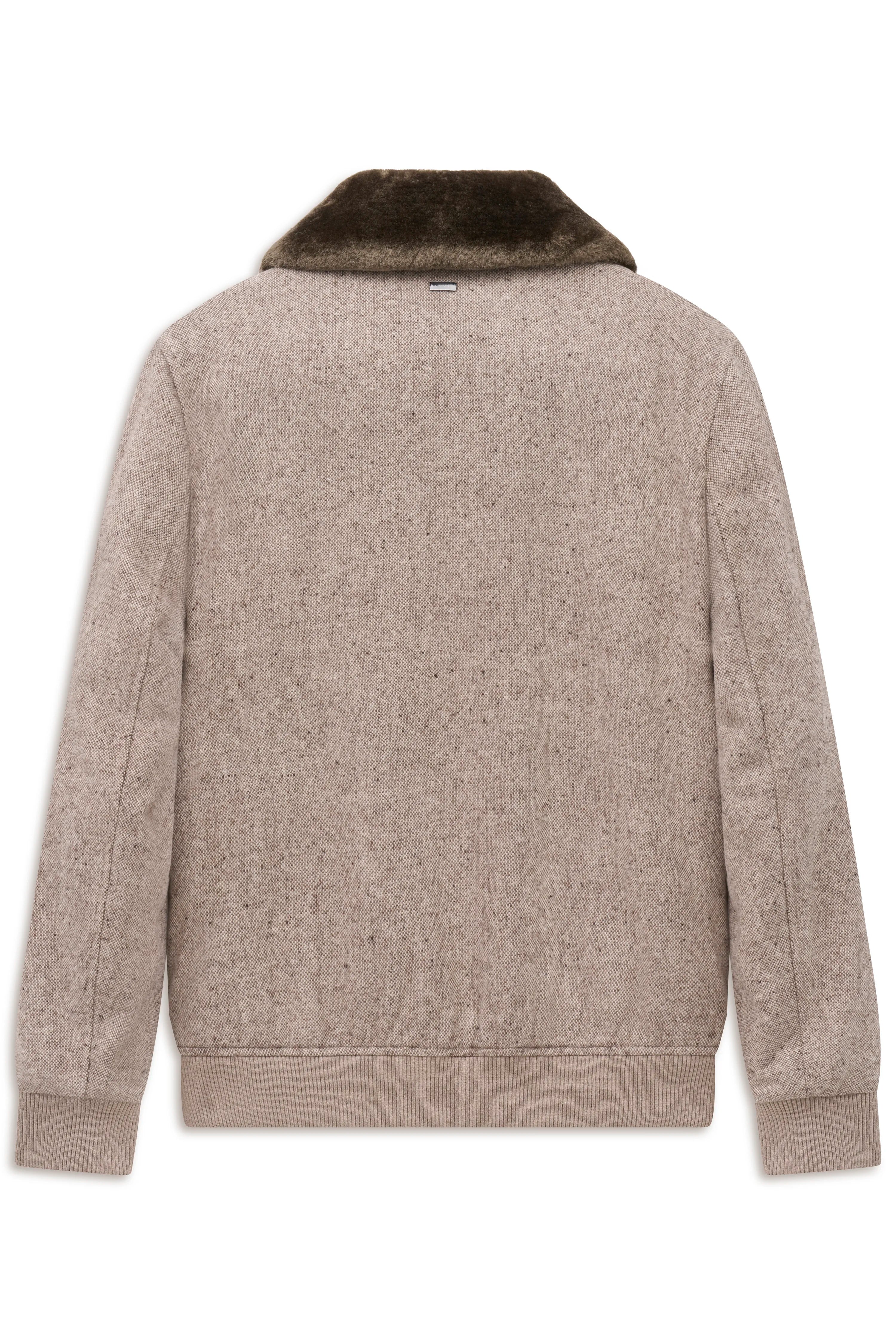 Beige bugatti Jacke mit Kragen aus Kunstpelz, Rückansicht. Büstenbild.
