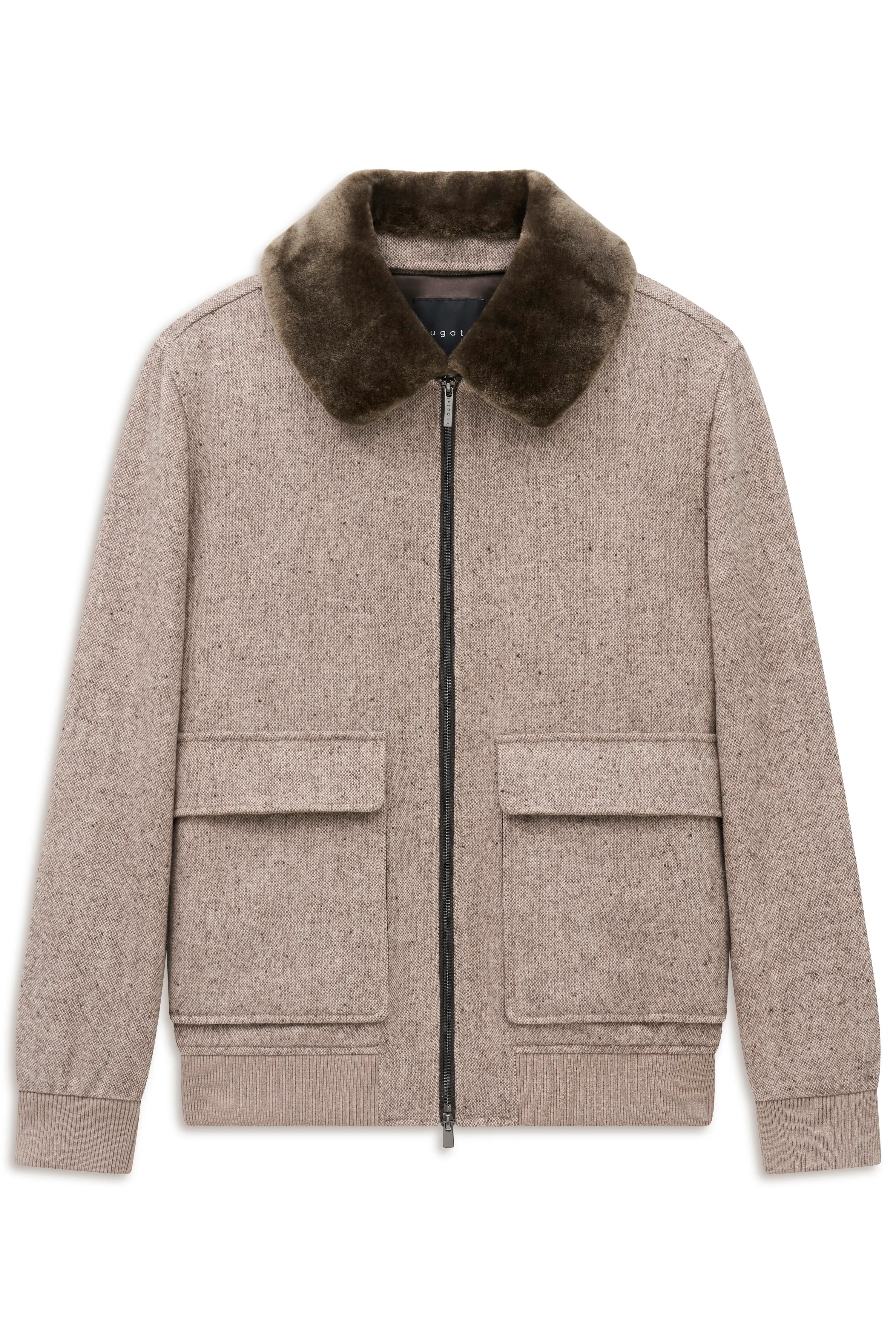 bugatti Herrenjacke in Beige mit braunem Fellkragen, Büstenbild, zeitloser Stil, hochwertige Materialien.