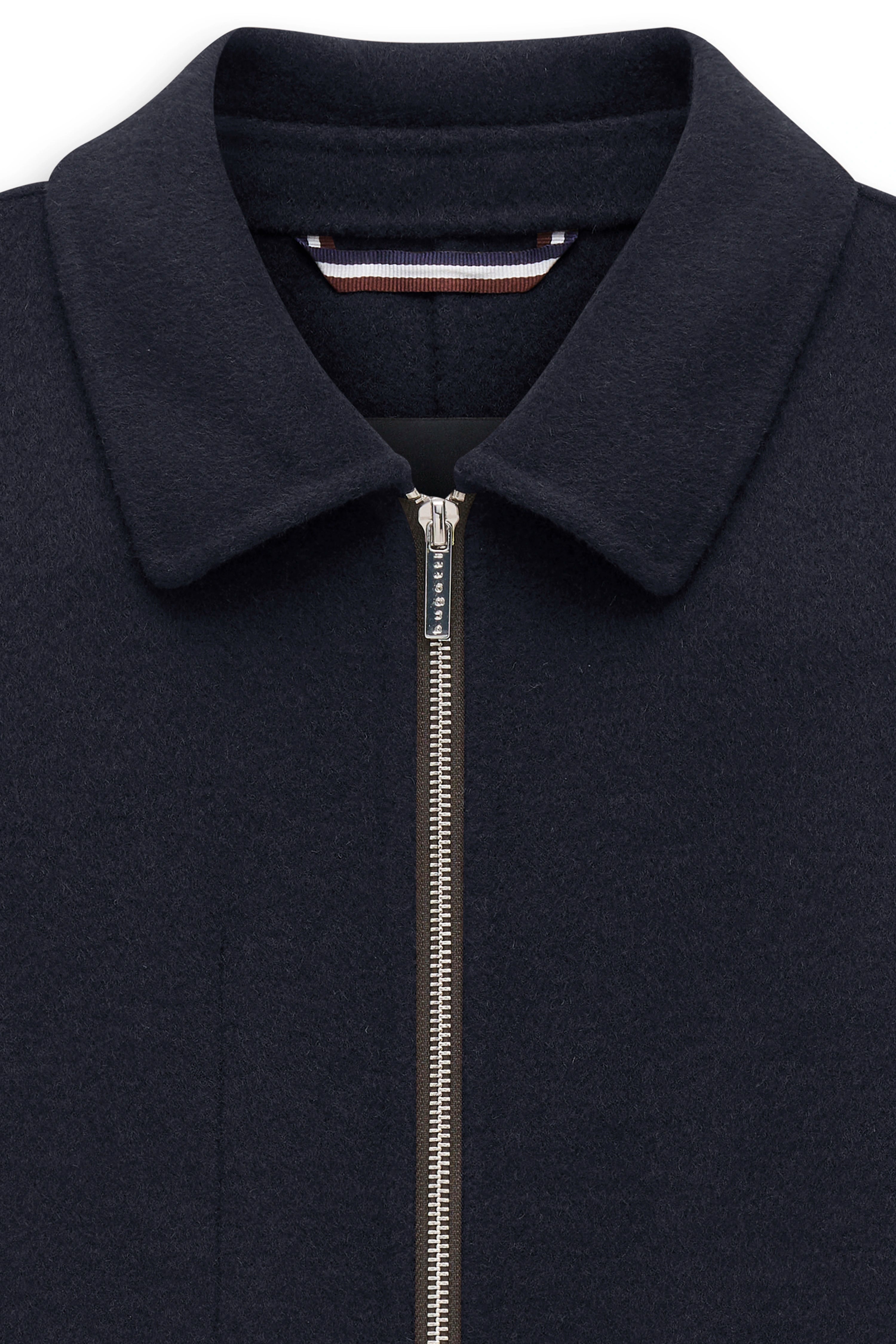 Dunkelblaue bugatti Jacke, Rückansicht, schlichtes Design, Büstenbild.