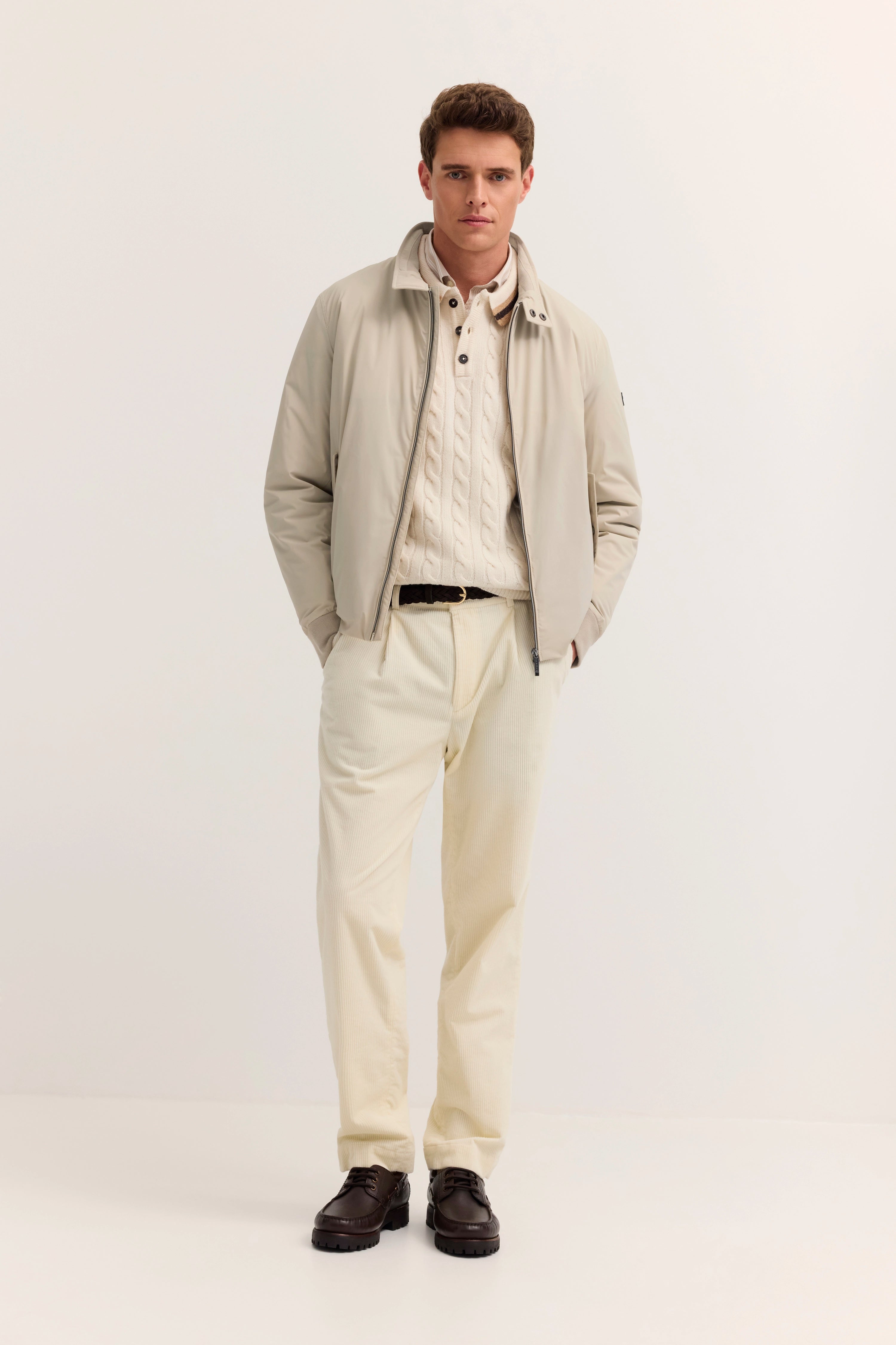Beige bugatti Jacke und Hose, Model von hinten, entspannte Pose.