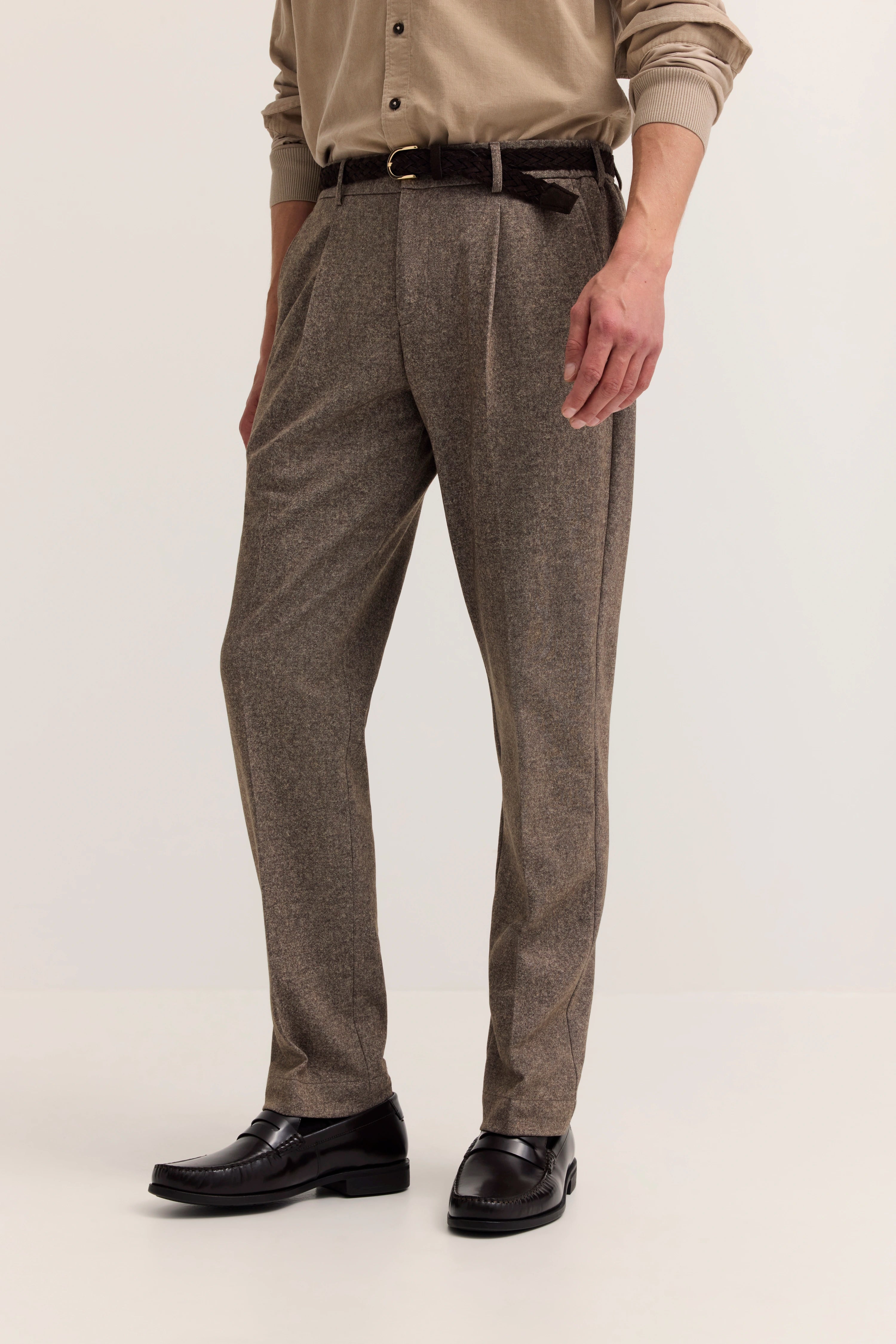 Beige Hemd und braune Hose von bugatti, legeres Modelbild, entspannte Pose.