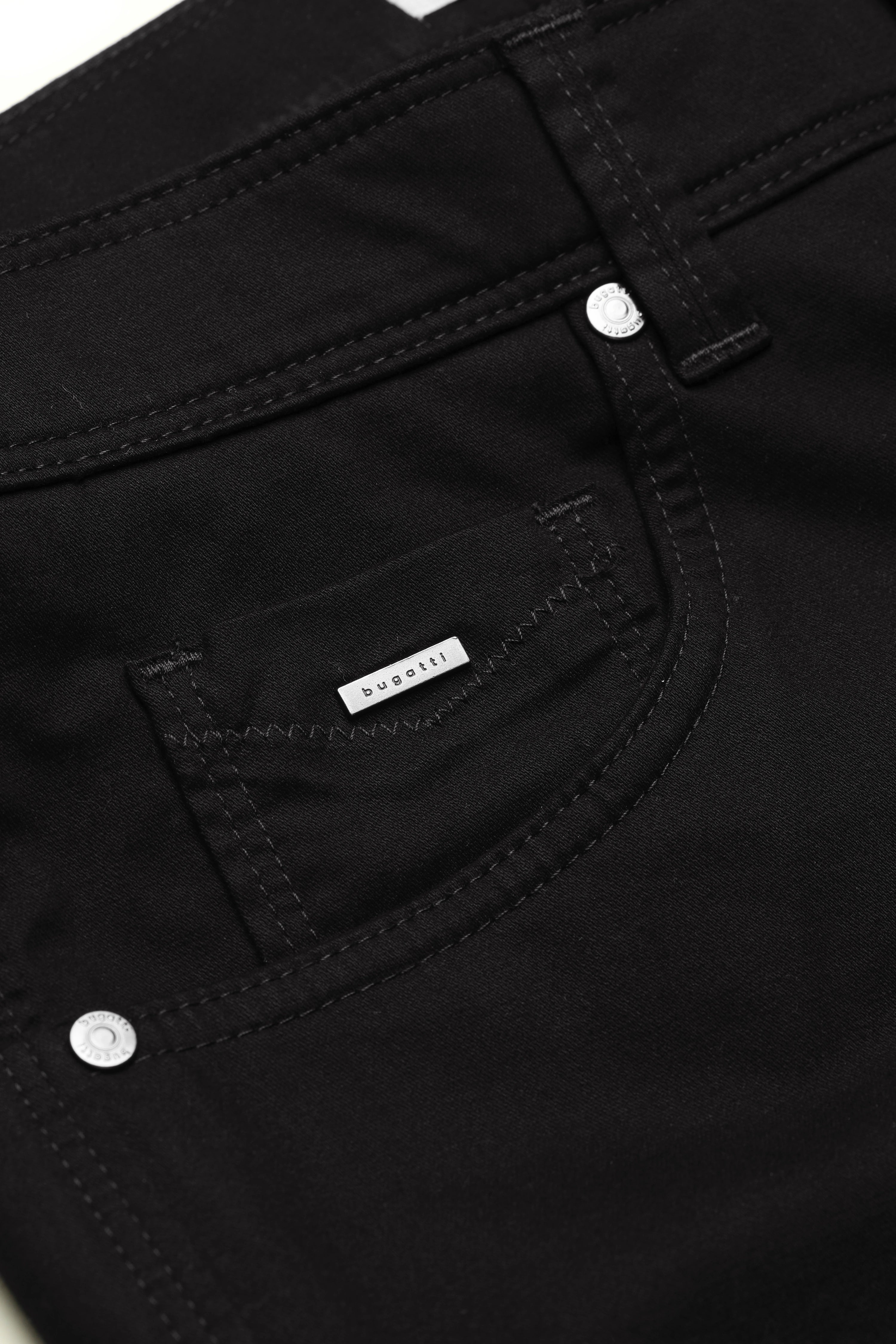 Schwarze bugatti-Jeans, Detailaufnahme der Gesäßtasche mit Label.