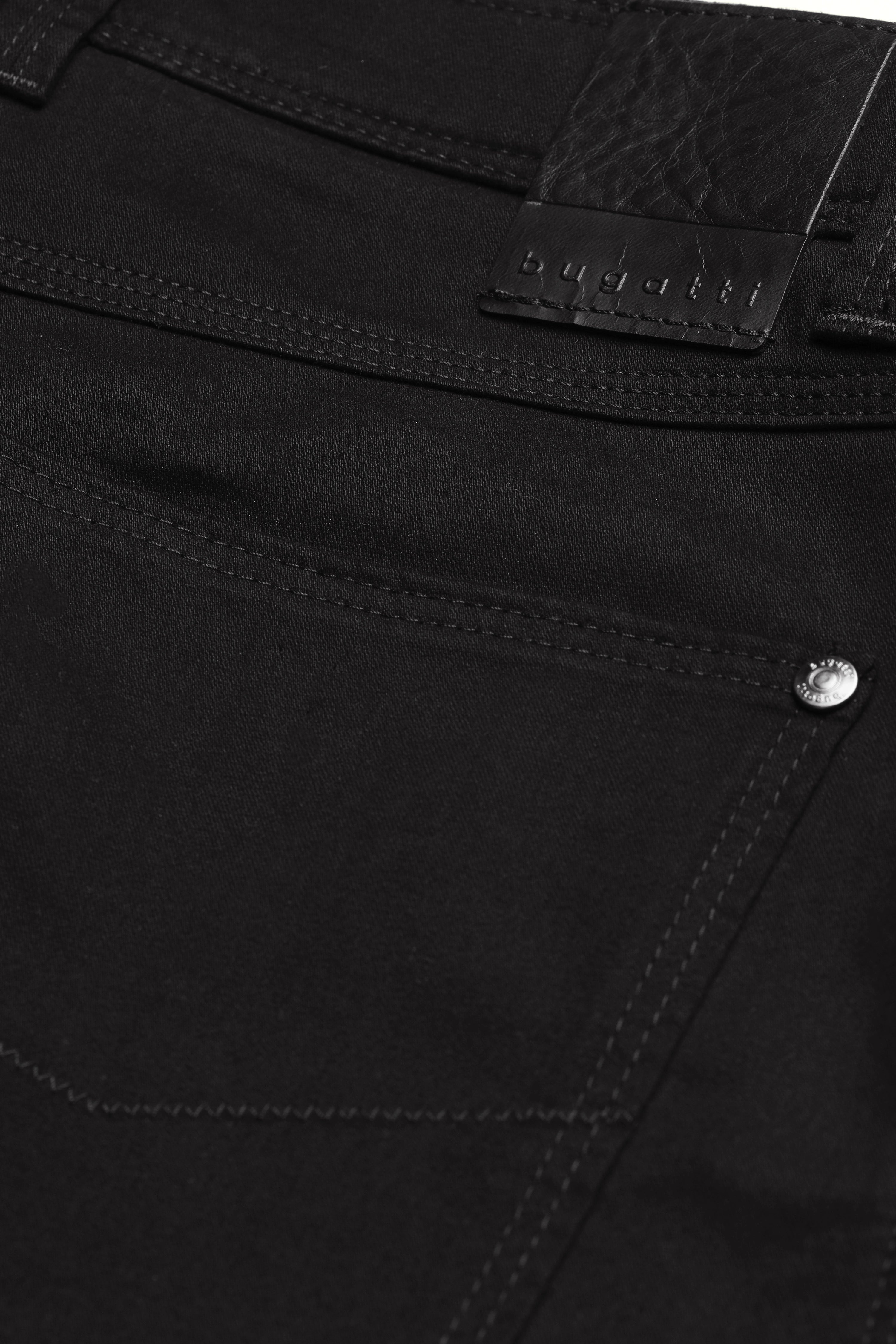 Schwarze bugatti-Hose, Nahaufnahme der Gesäßtasche mit Label, Büstenbild.