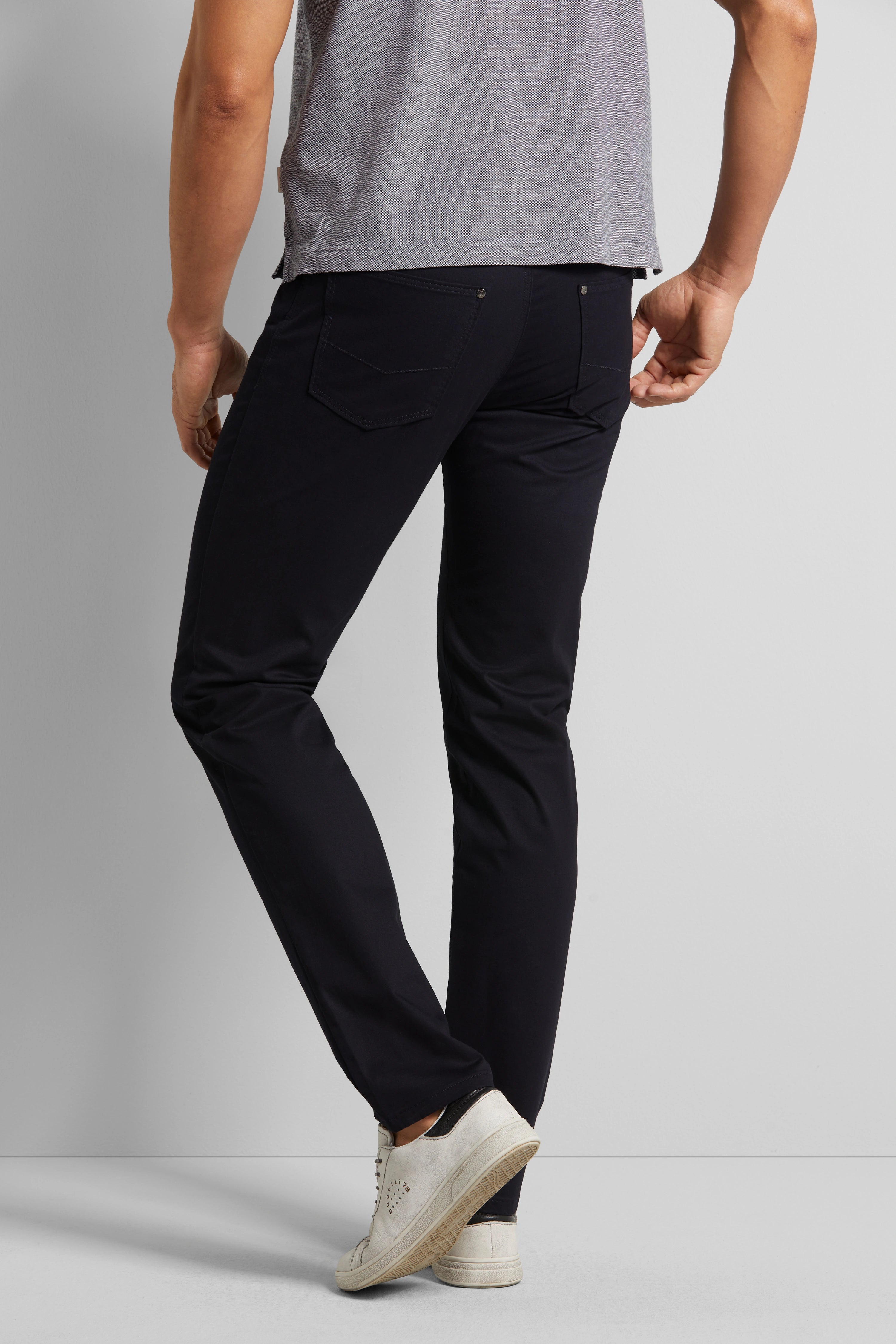 legeres Modelbild mit lässiger Pose.
