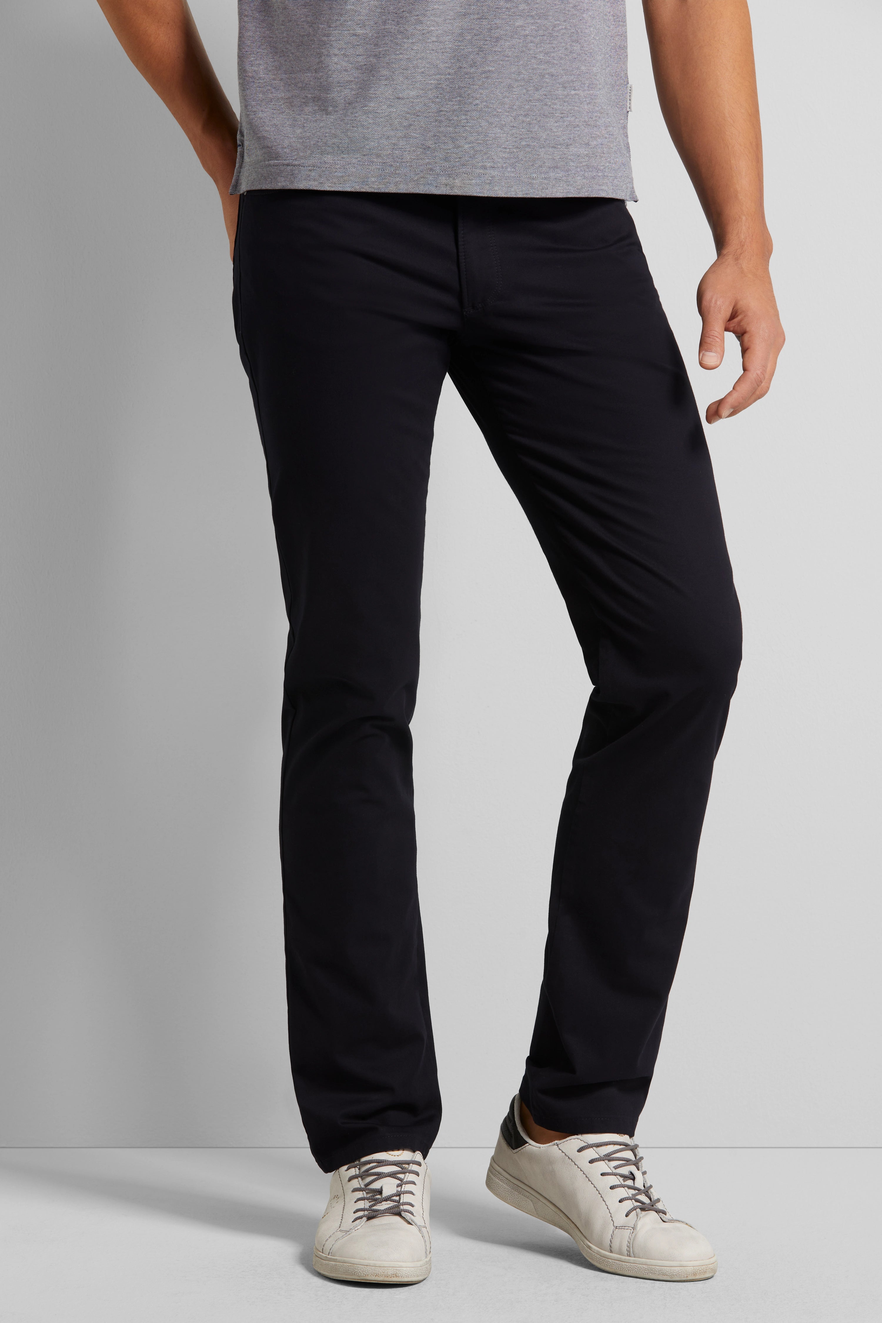 Graues Shirt, schwarze Chinos, weiße Sneaker