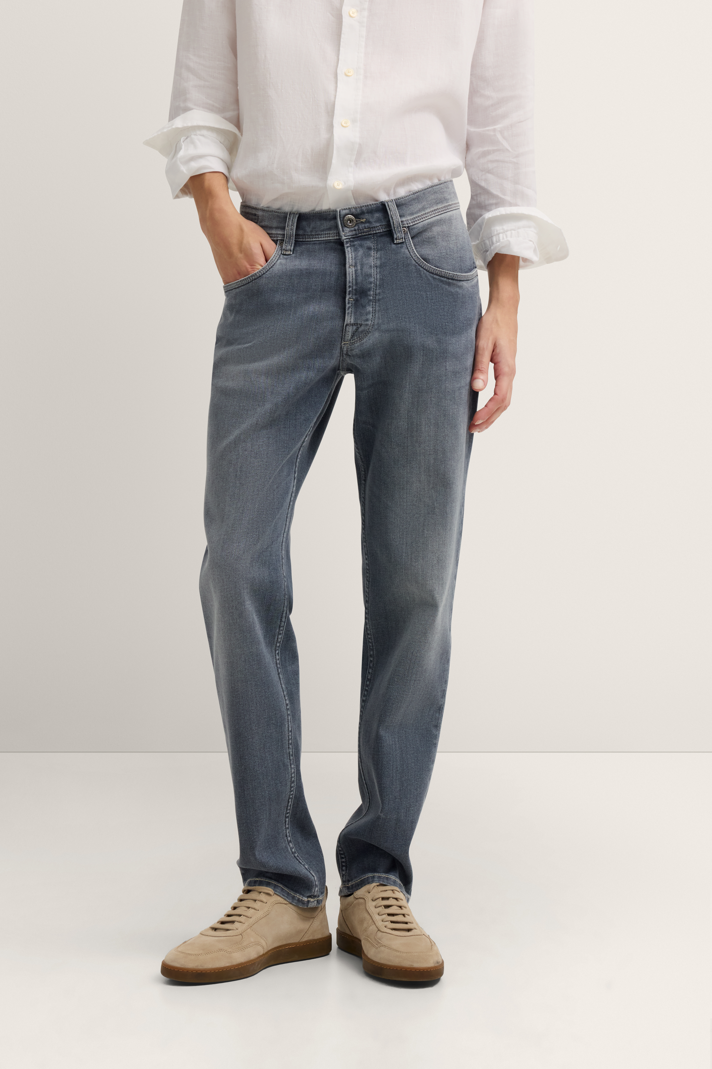 Weißes Hemd, blaue Jeans, beige Schuhe
