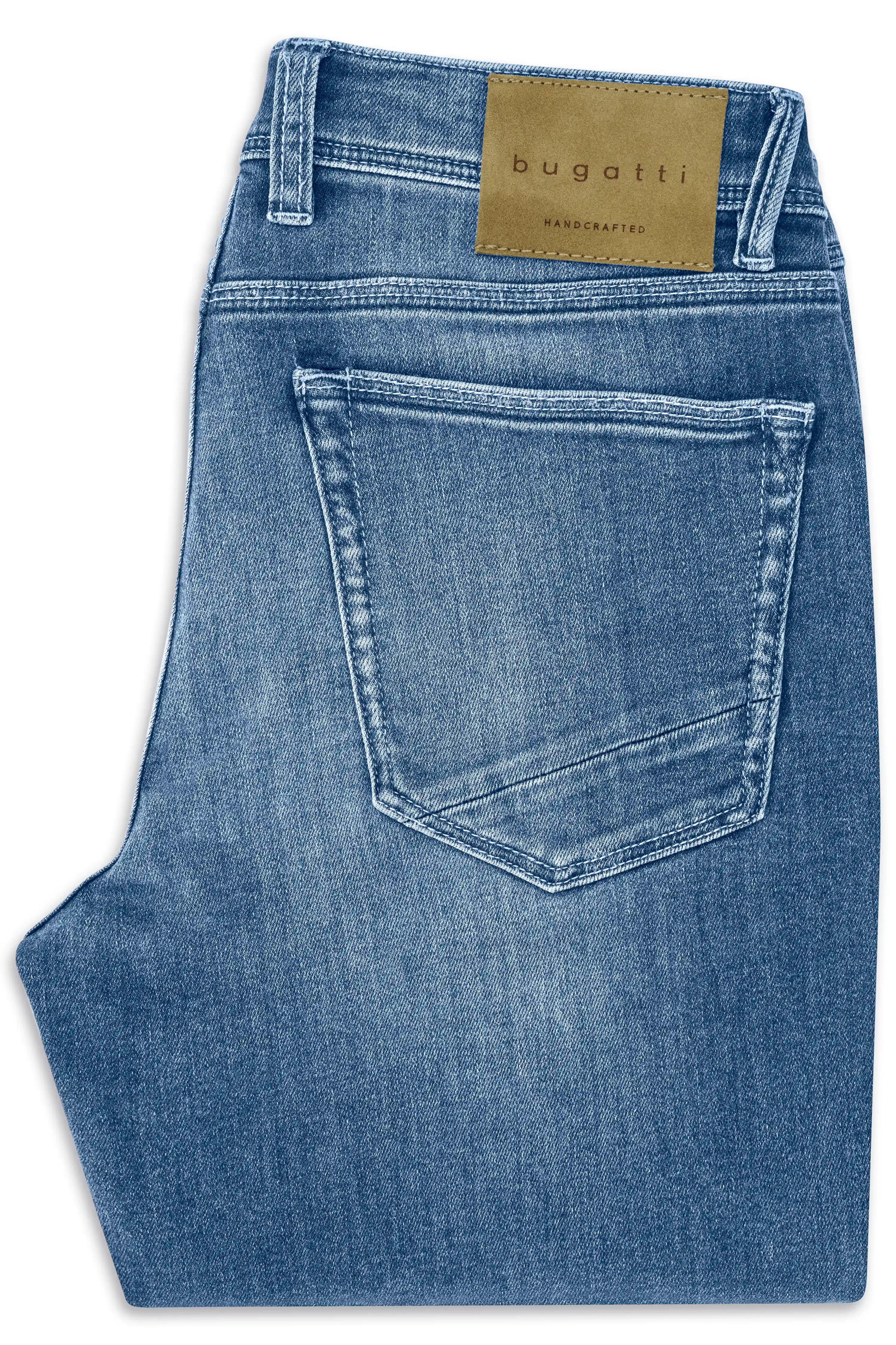 bugatti Jeans in klassischem Blau, Büstenbild, zeitloses Design.