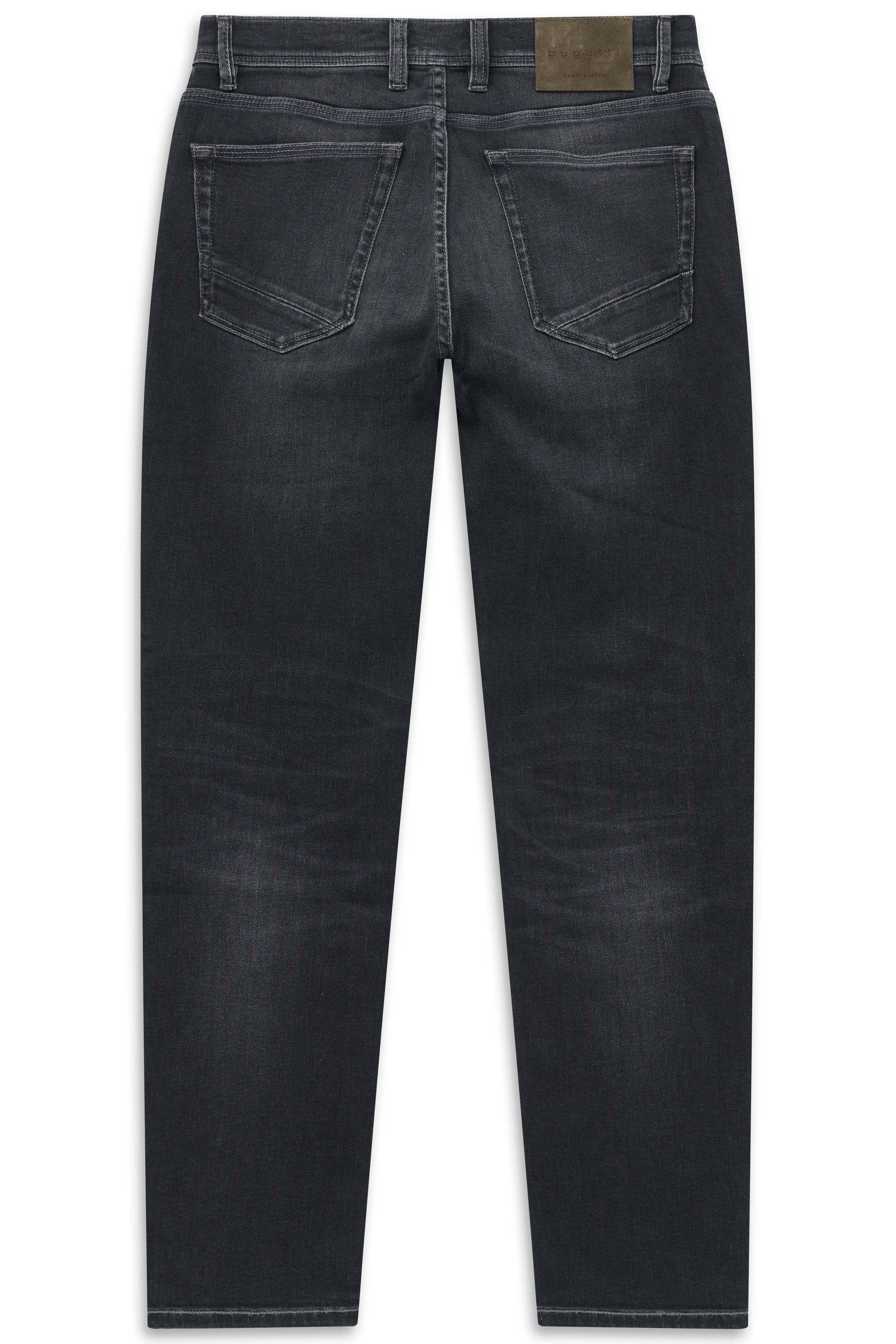 bugatti Jeans in dunklem Denim, Rückansicht, legeres Büstenbild.