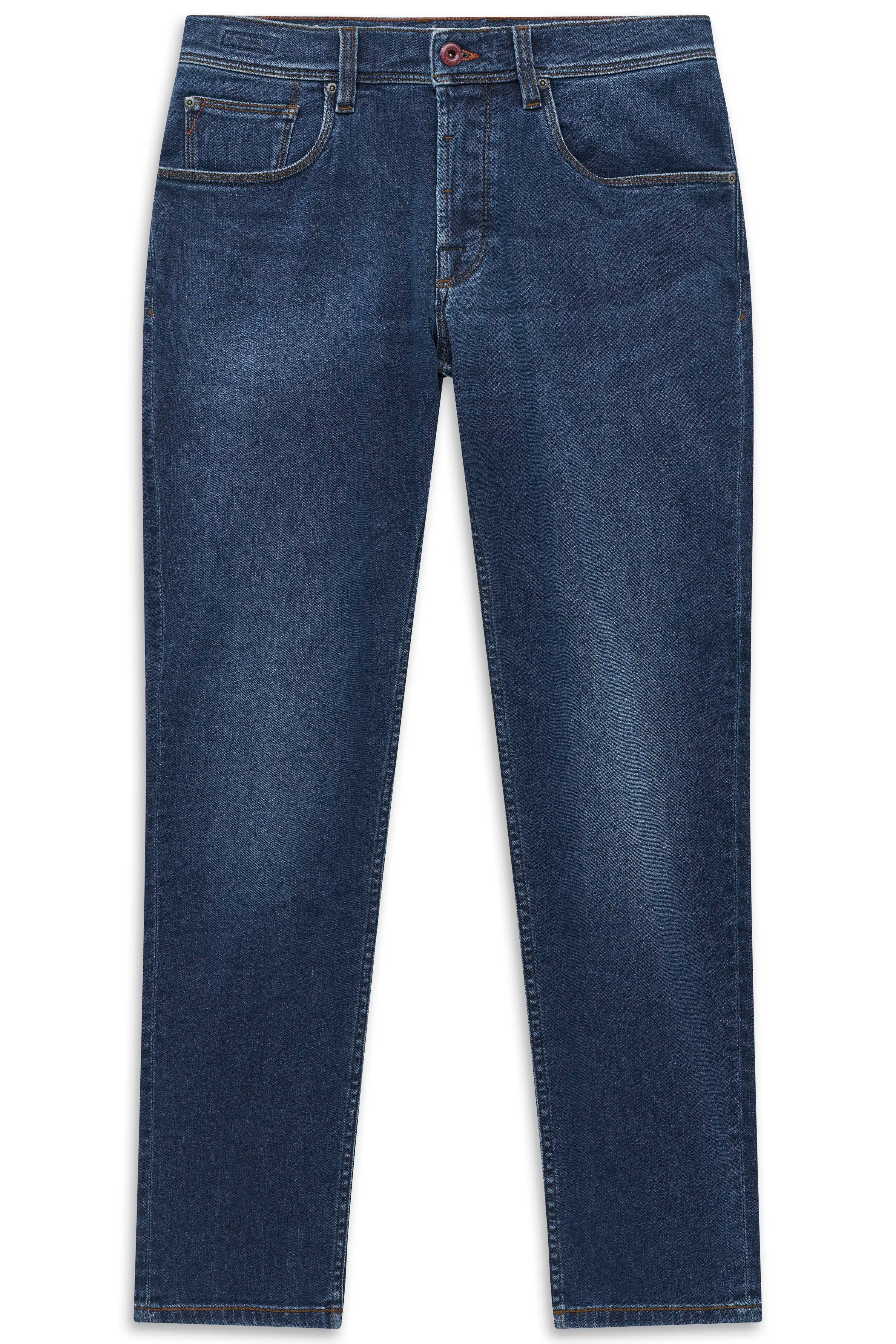 Klassische blaue Jeans von bugatti, Büstenbild, zeitlose Eleganz und Stil für den Alltag.