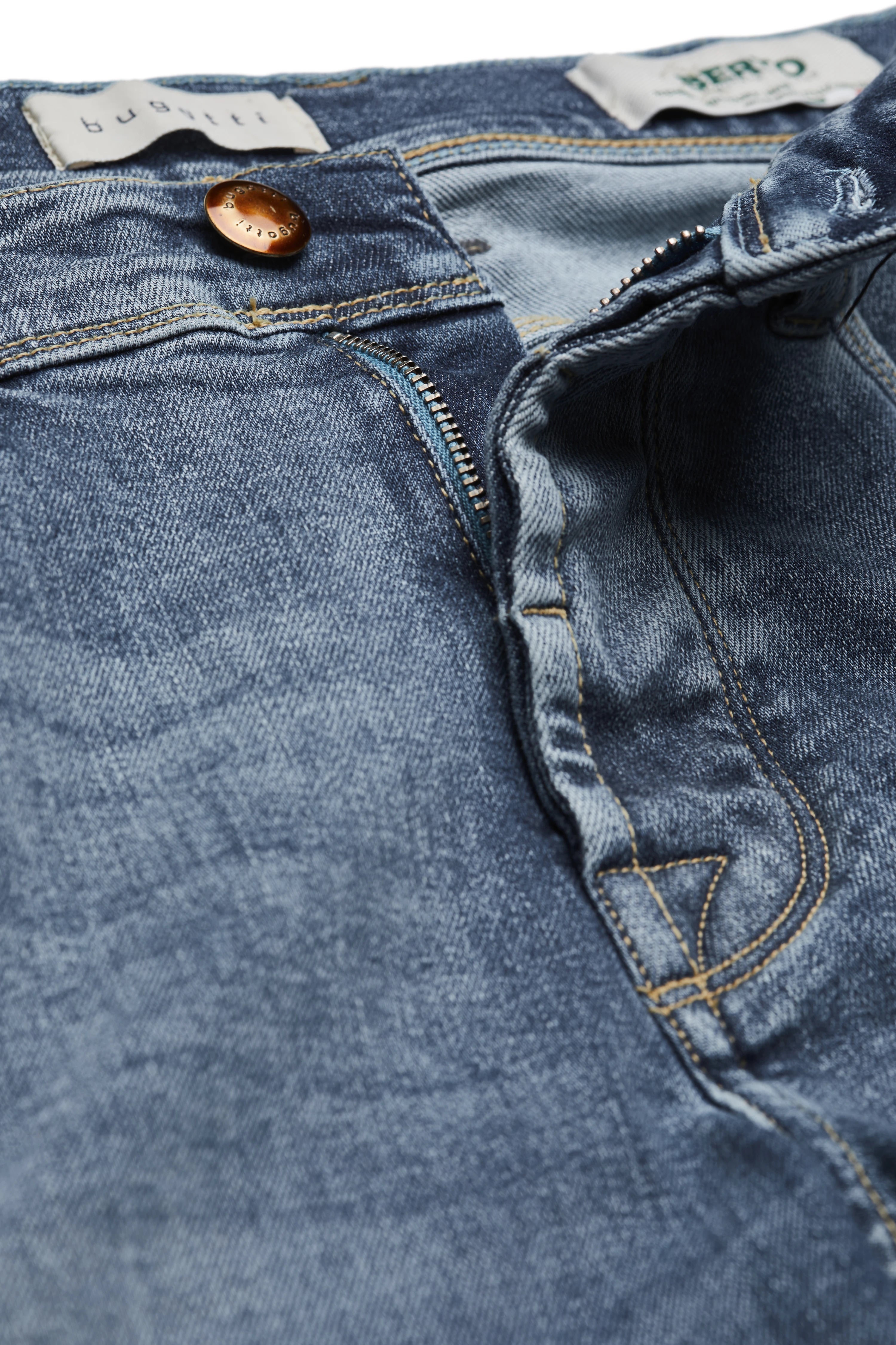 Blaues bugatti-Jeans-Detail mit grünem Oberteil, Rückansicht, legerer Stil.