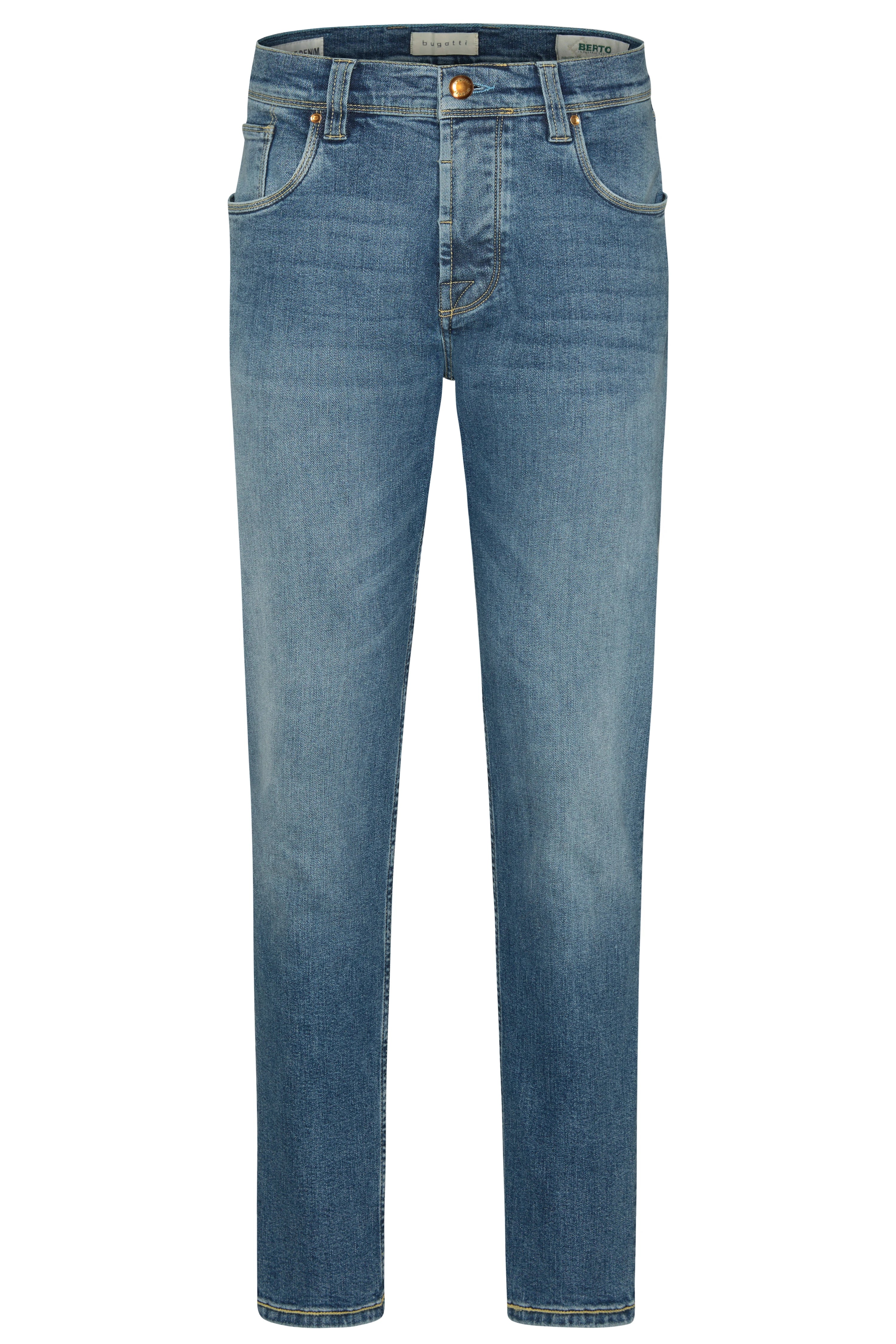 bugatti Model in olivgrünem Poloshirt, blauen Jeans und oliven Schuhen, lässige Pose.