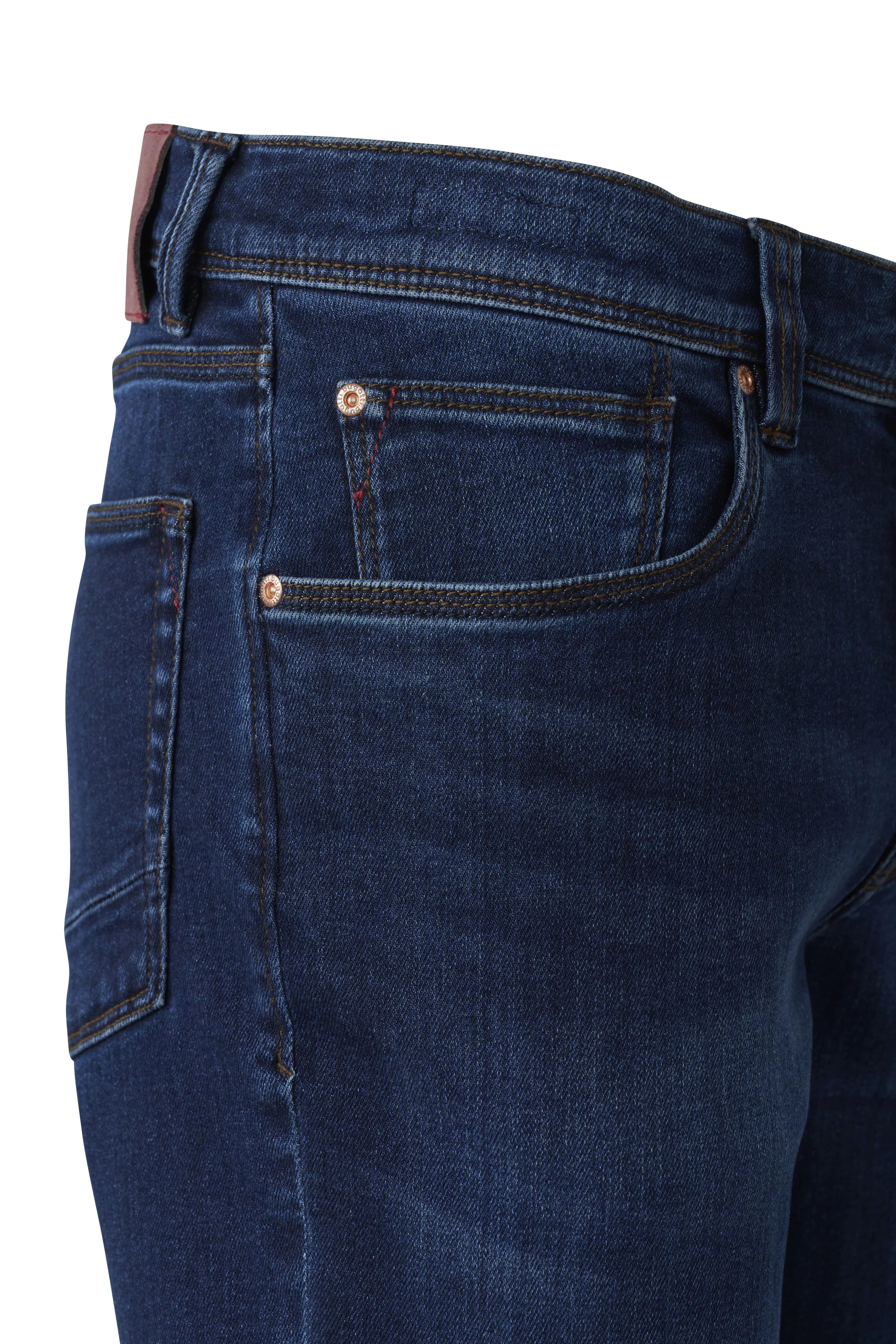 Blau-weiß gestreiftes Hemd in Jeans gesteckt, Detailaufnahme, legeres Outfit von bugatti.