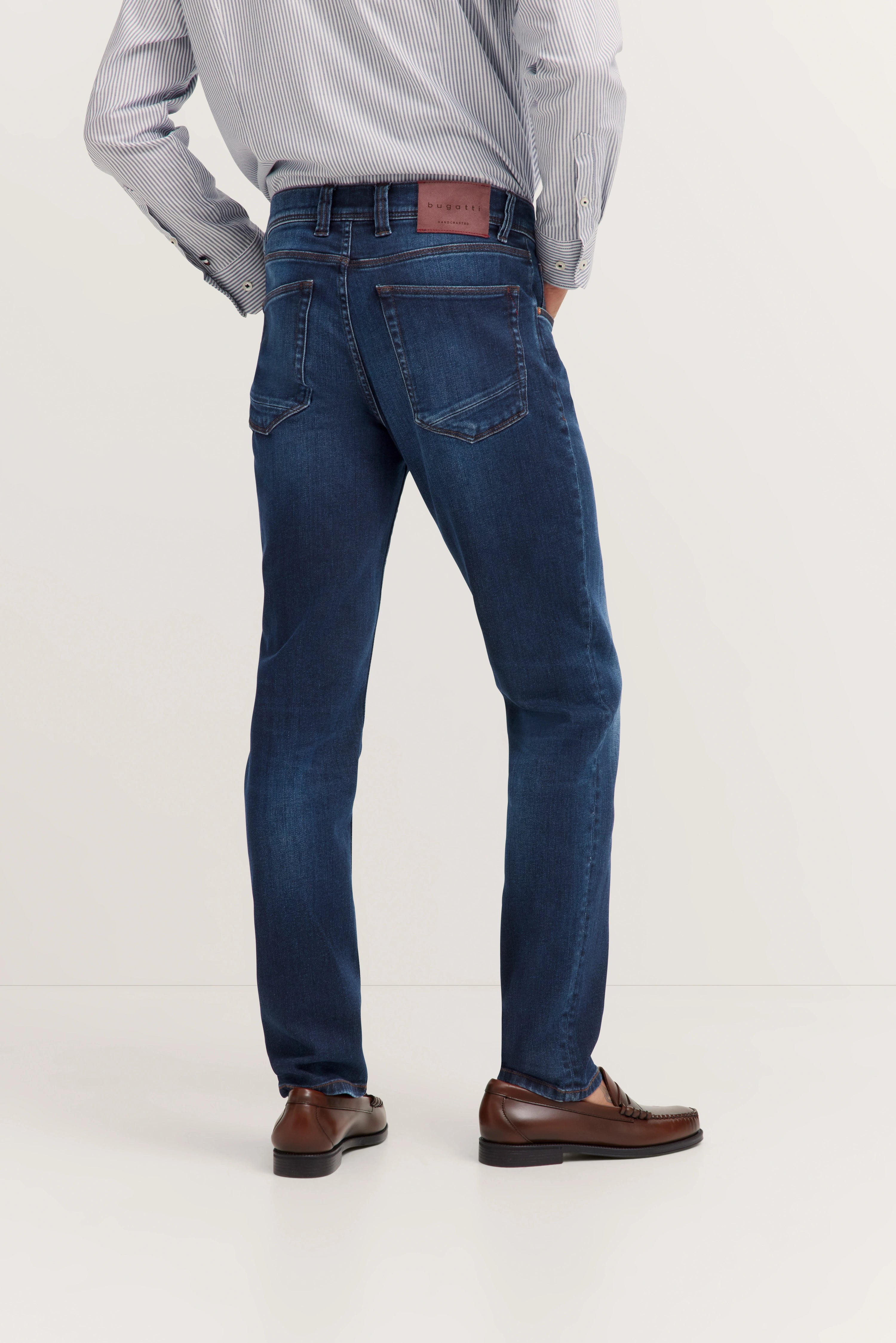 legeres Modelbild, Hände in den Hosentaschen.