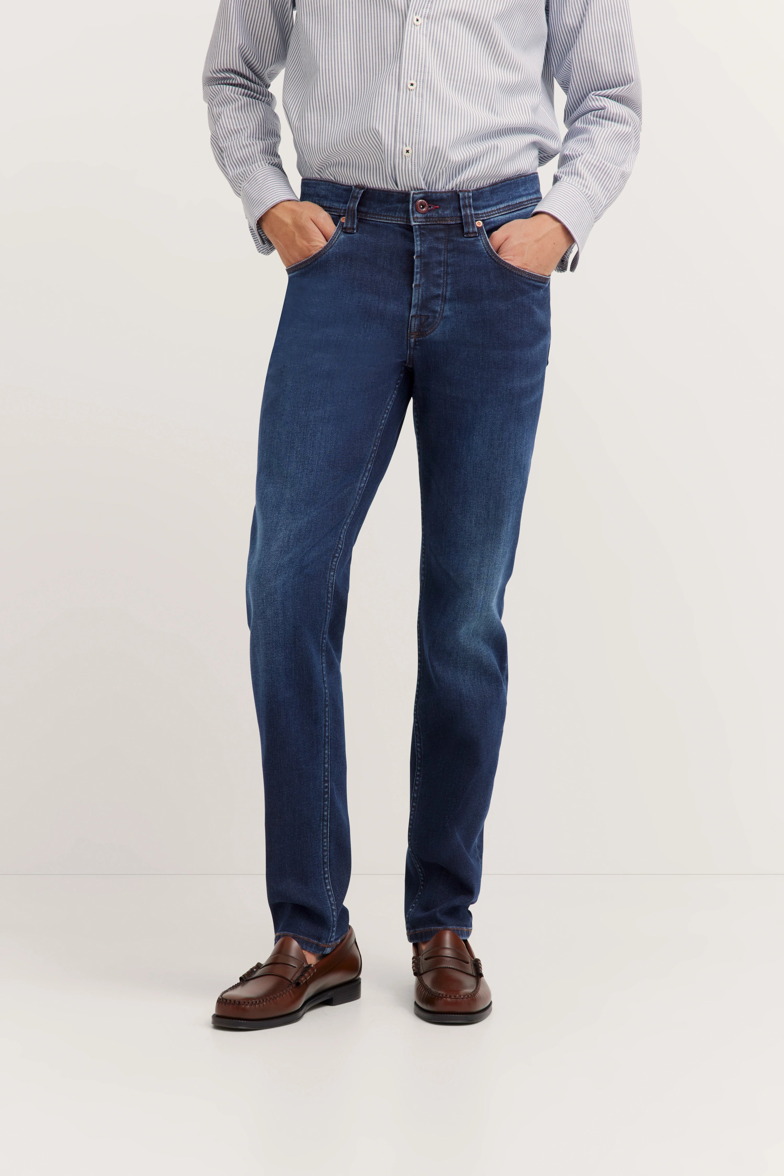 bugatti Outfit: blaues Hemd, Jeans, braune Loafer