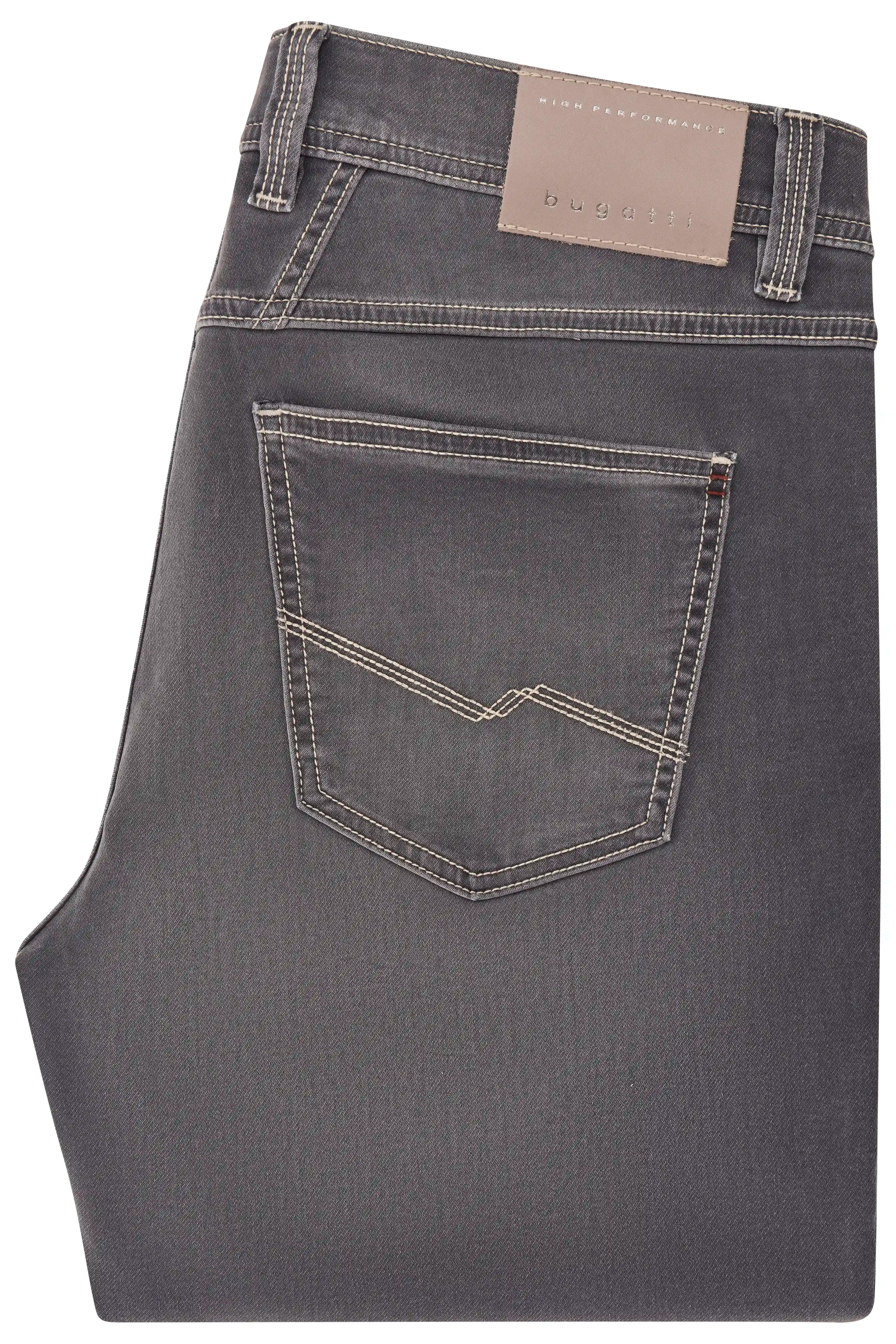 Graue Jeans von bugatti, Detailaufnahme der Rückseite mit Label und Ziernähten.