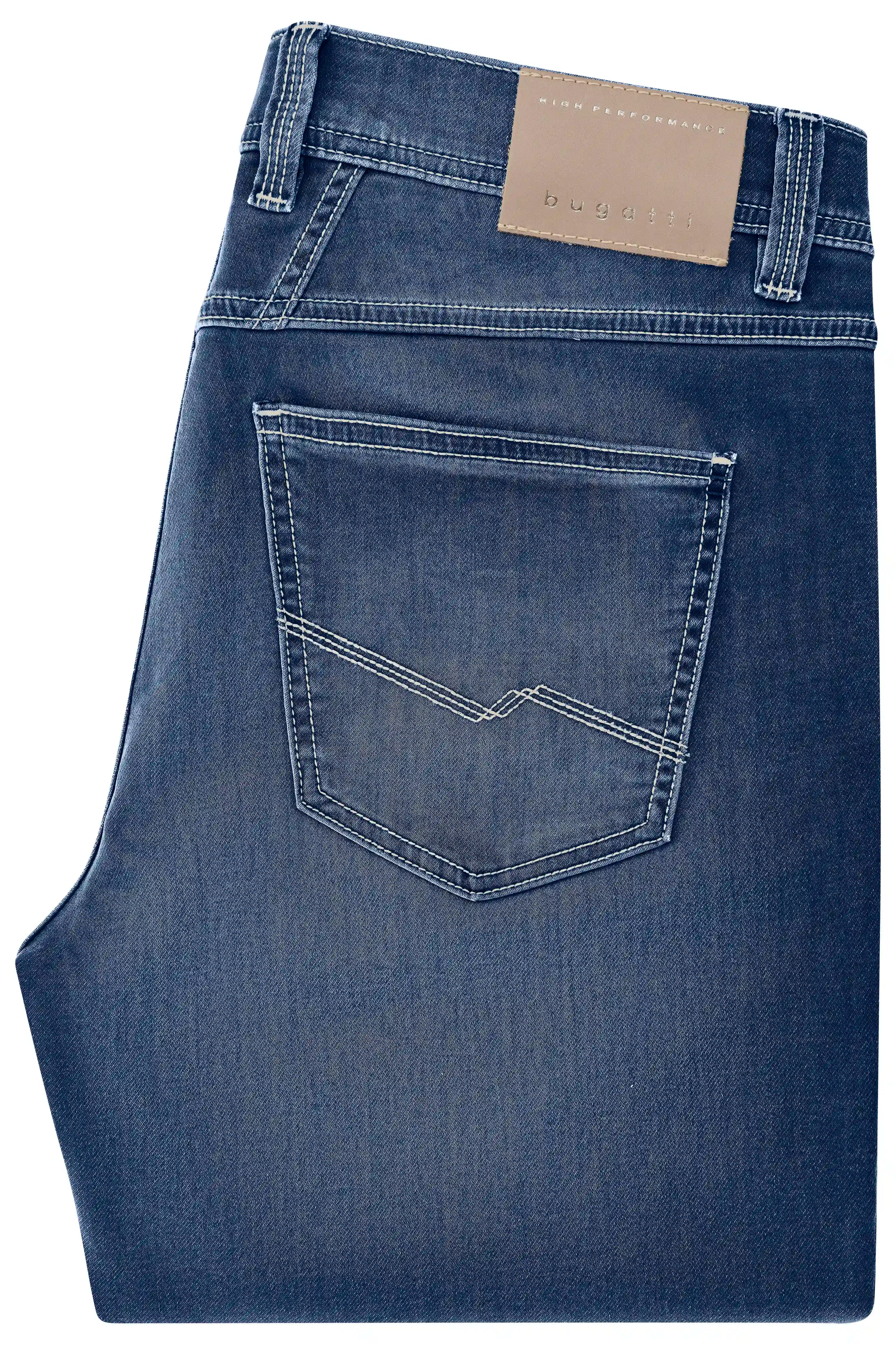 Dunkelblaue Jeans von bugatti, Detailaufnahme, zeigt Taschen und Nähte, Flexcity-Label sichtbar.